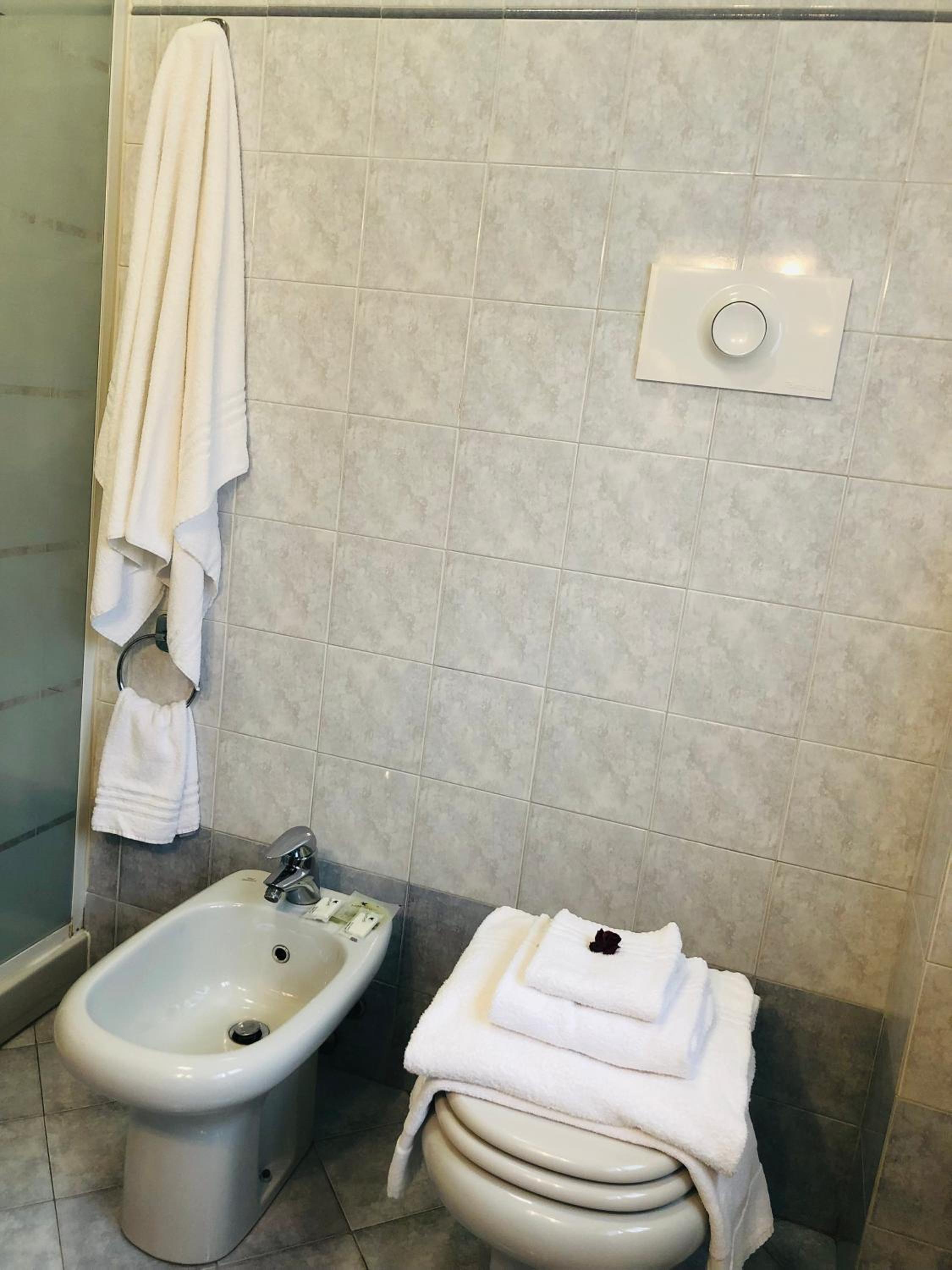 Twin Room - Photo 10