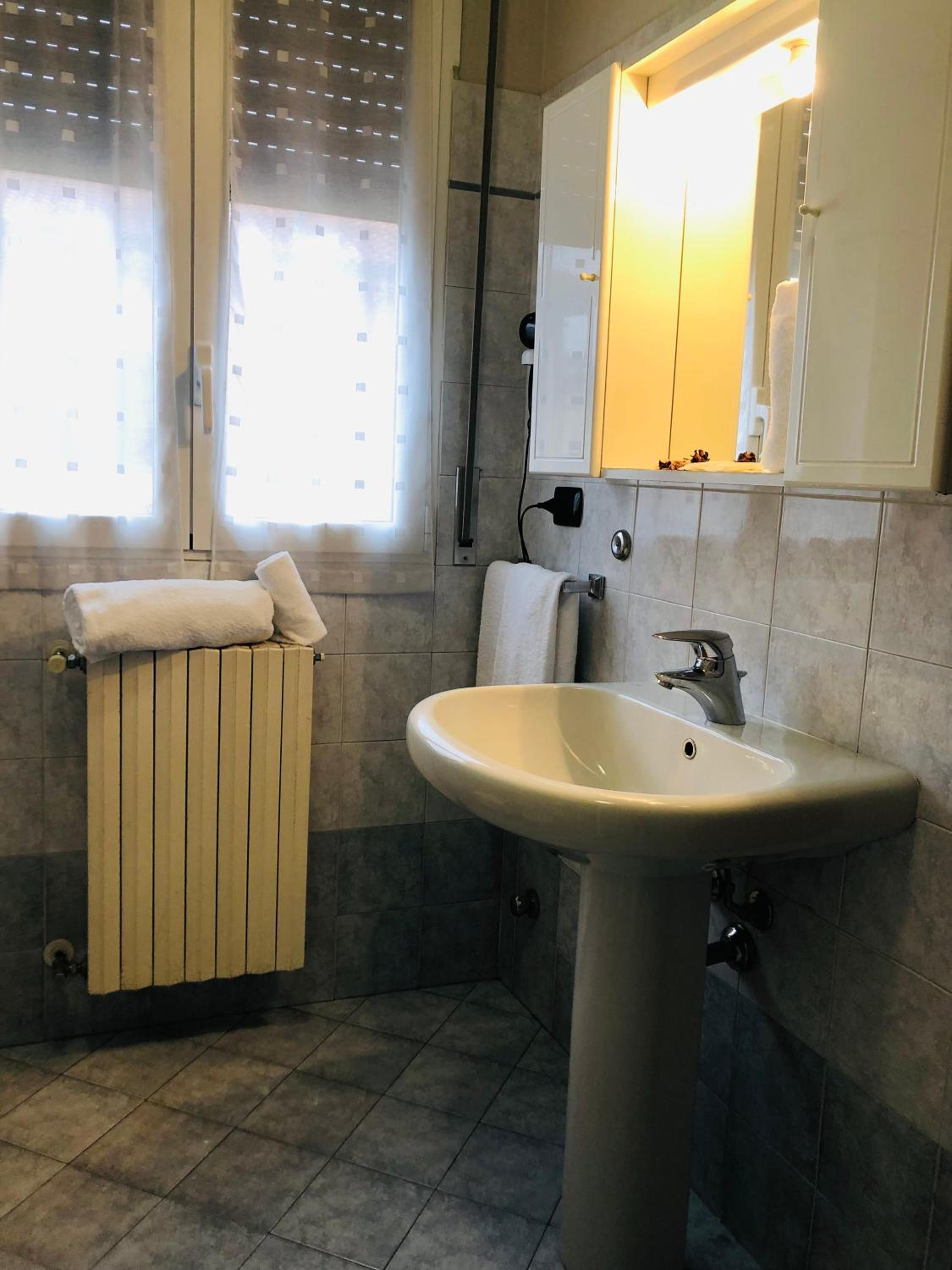 Twin Room - Photo 3