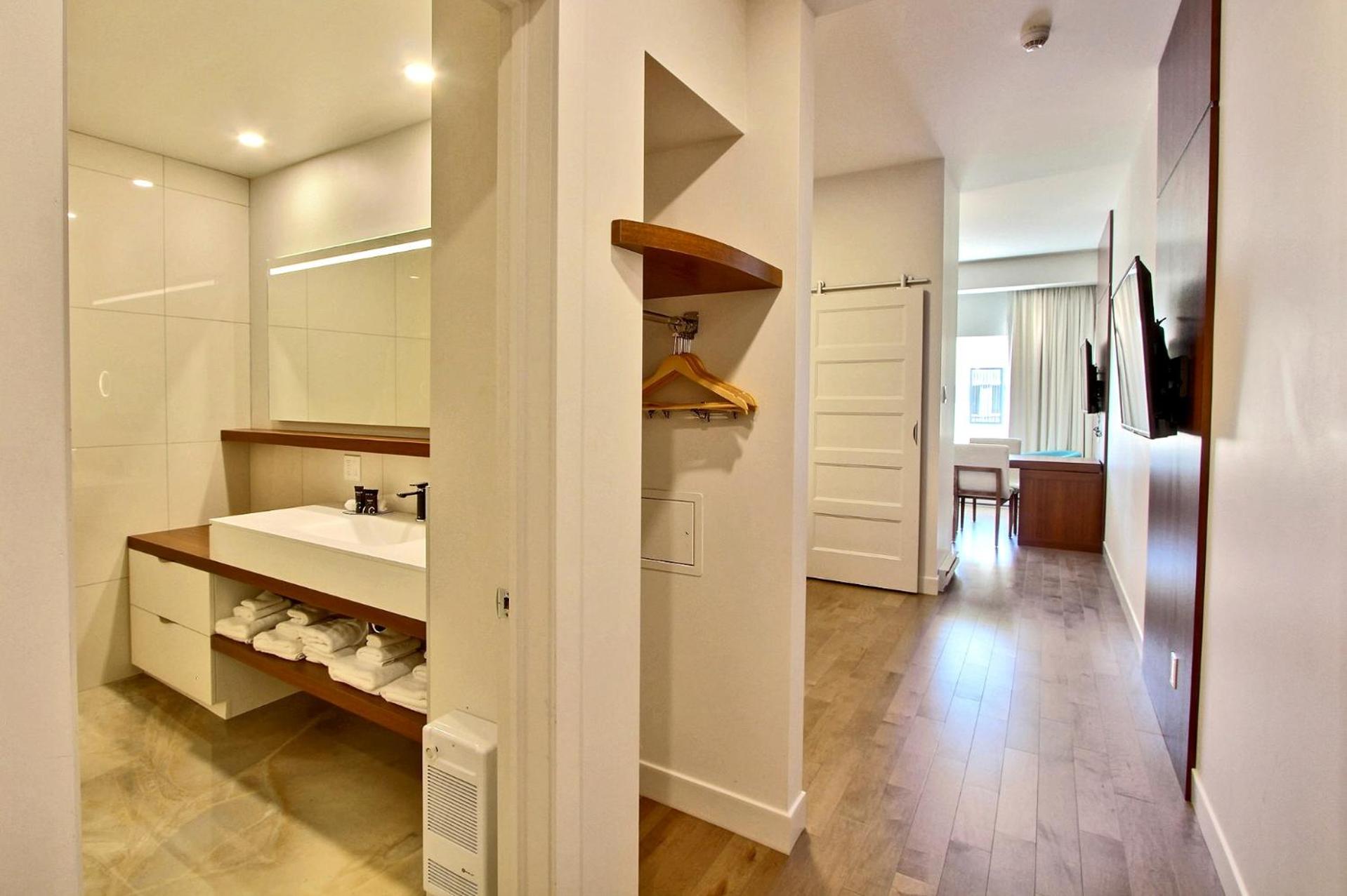 Junior Suite One Queen Bed and Murphy Bed photo 1