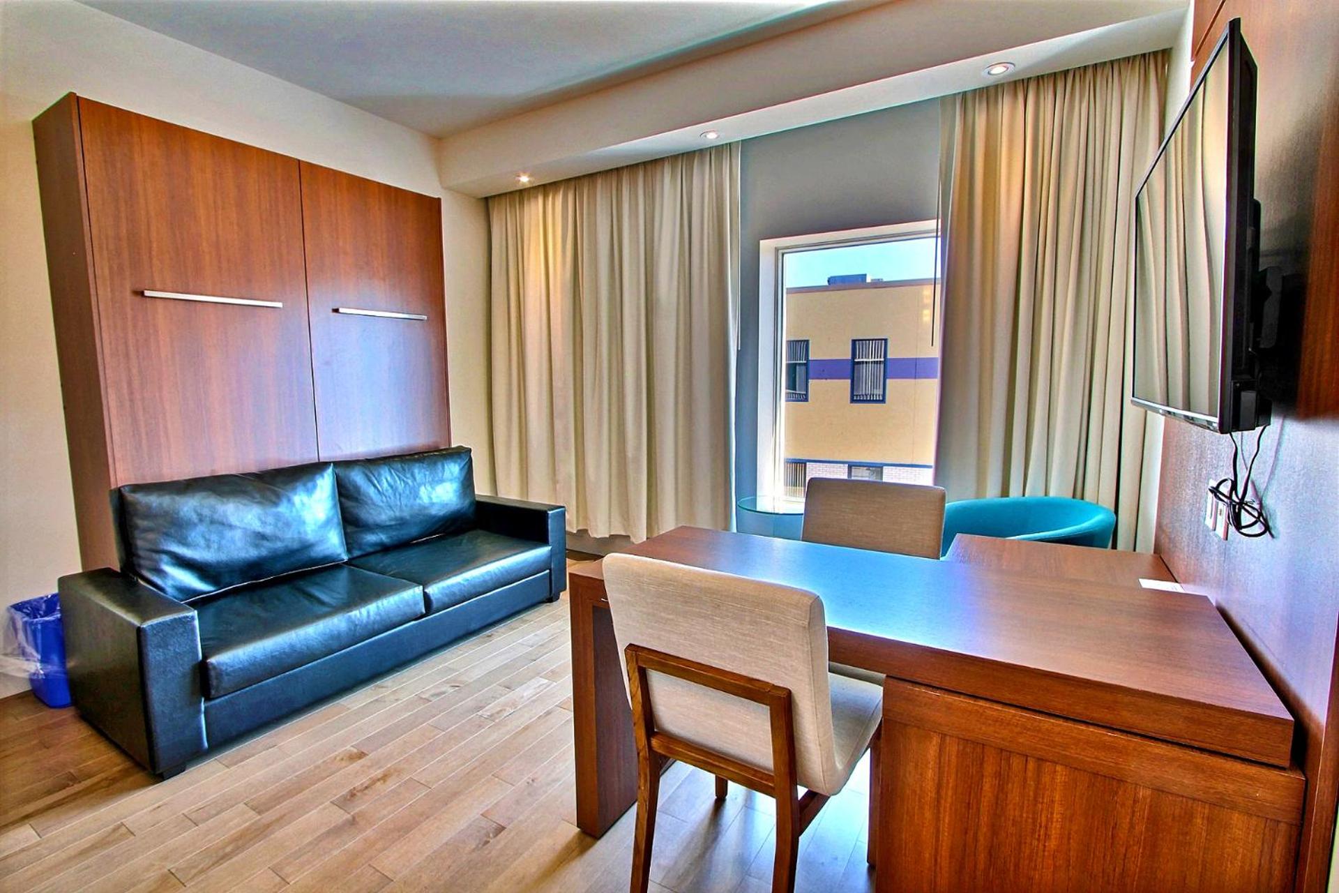 Junior Suite One Queen Bed and Murphy Bed photo 3