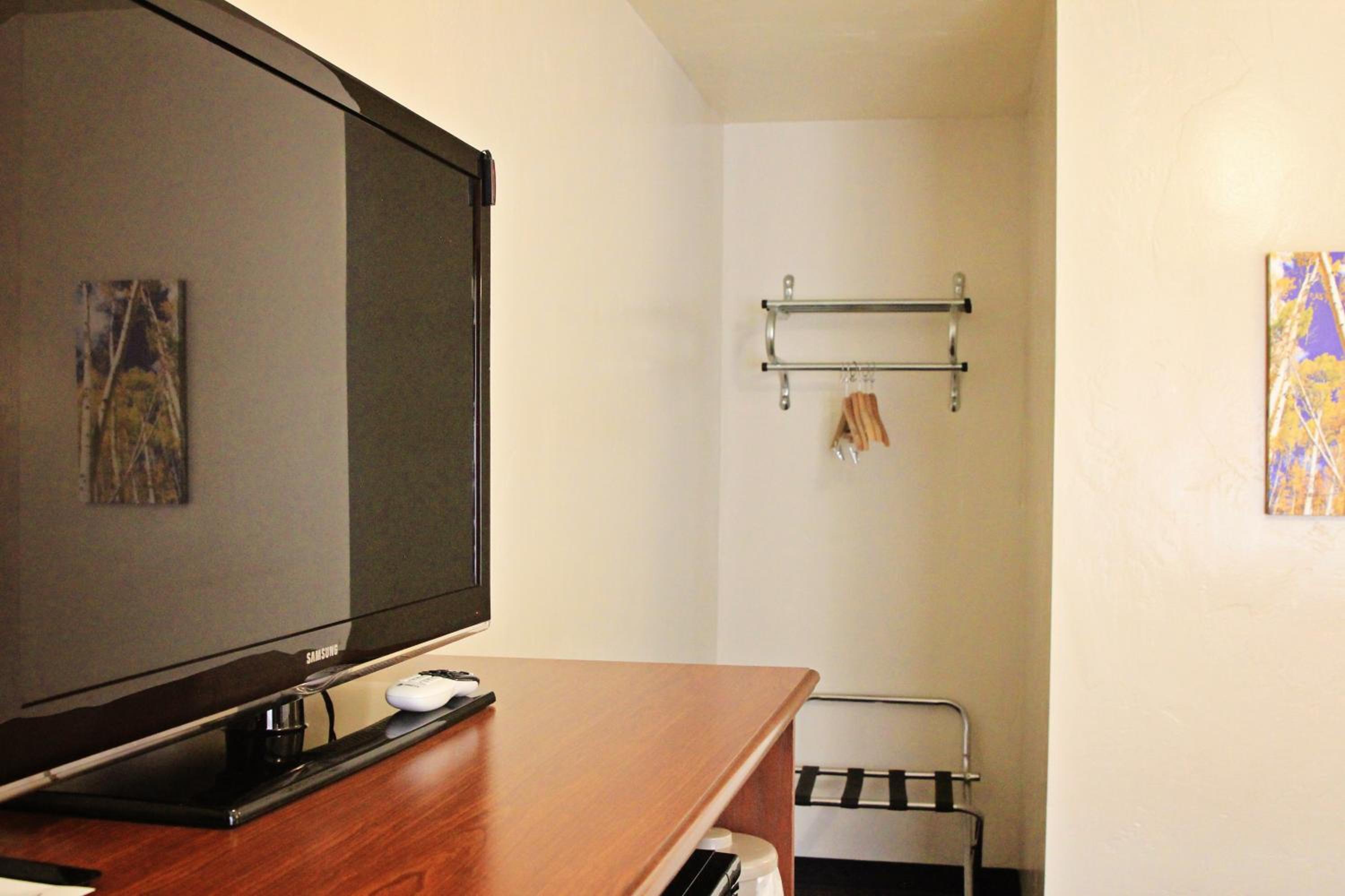 Queen Room photo 2