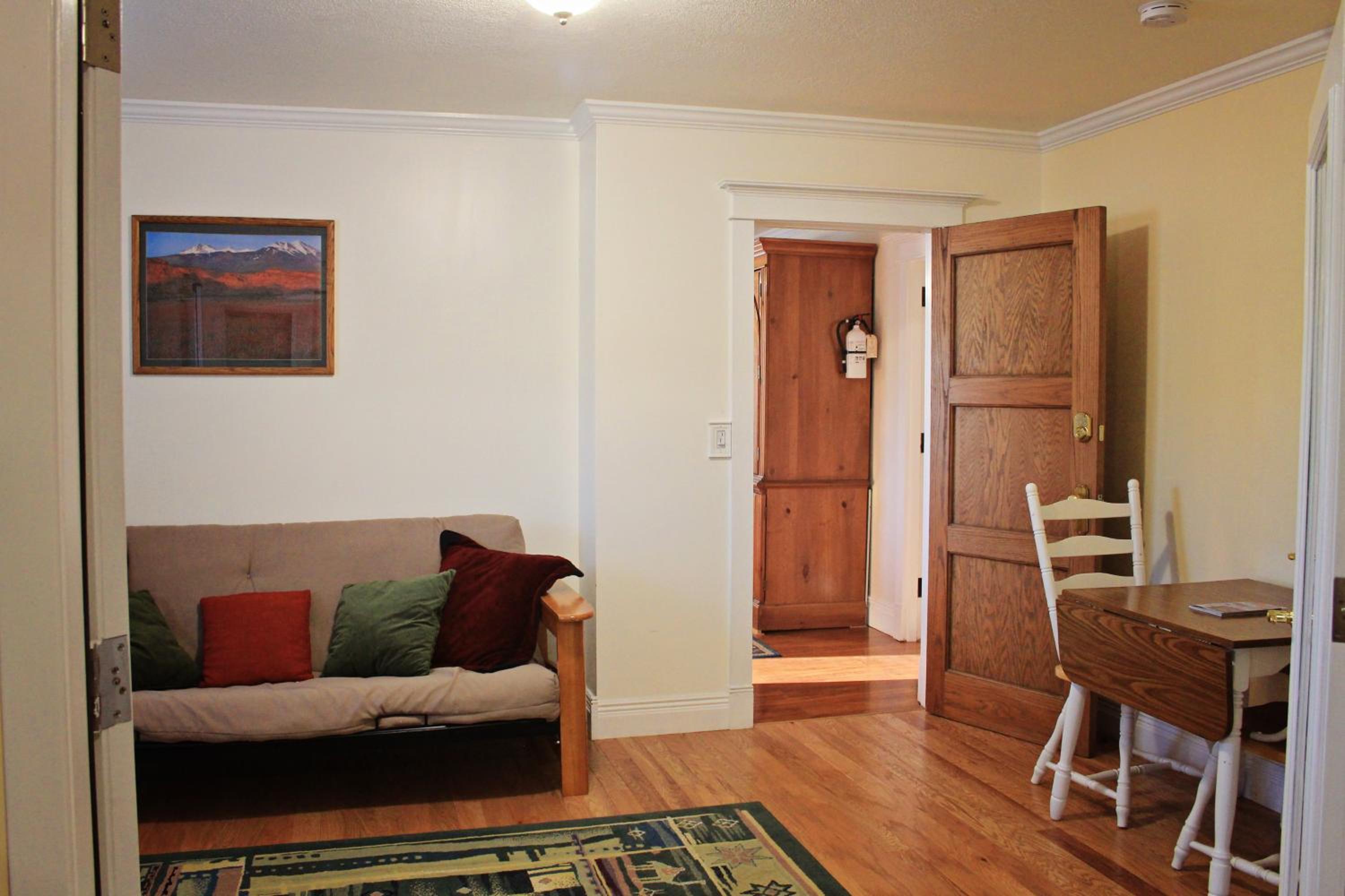 Five-Bedroom House photo 1