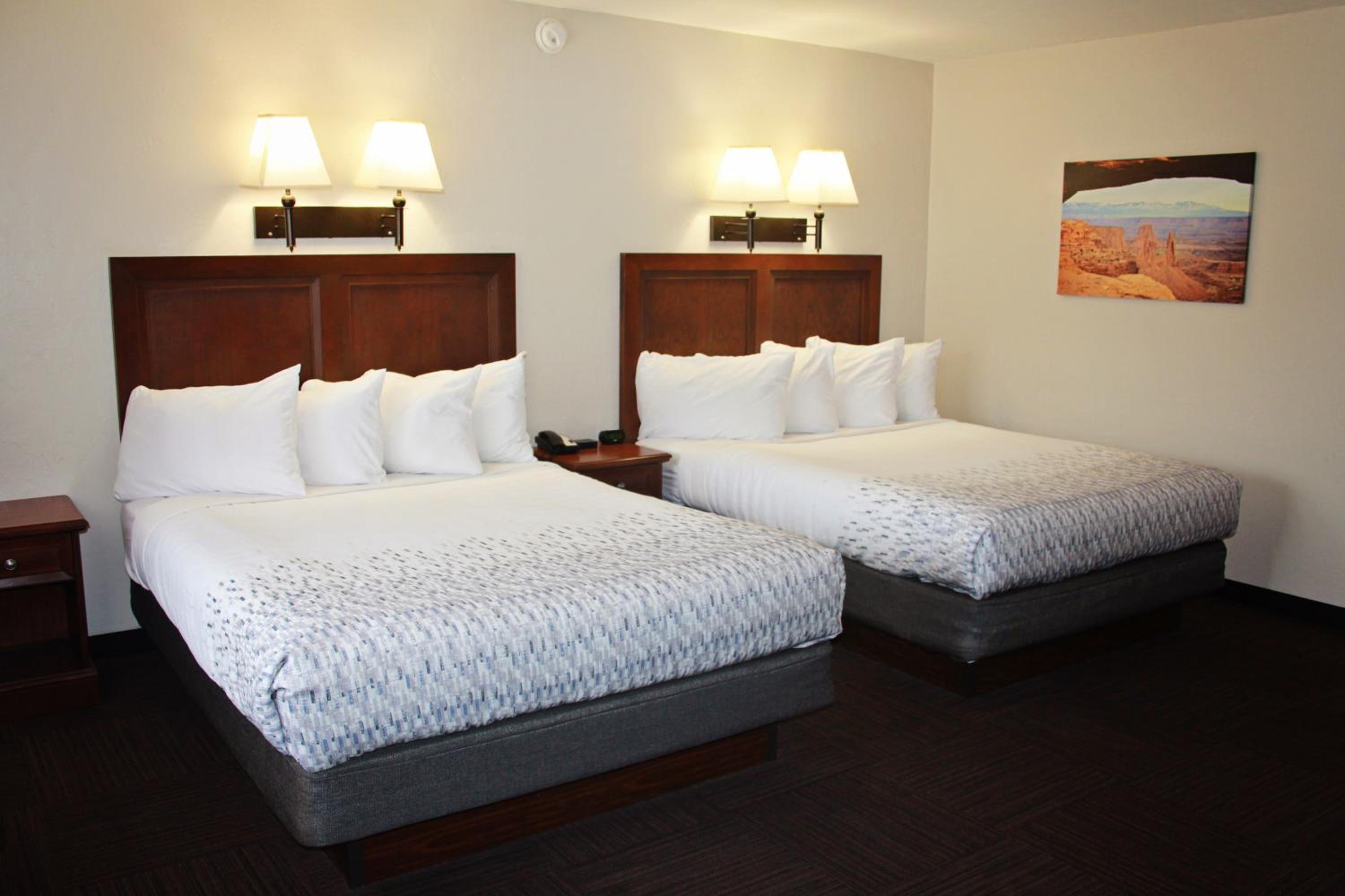 Queen Room with Two Queen Beds photo 2