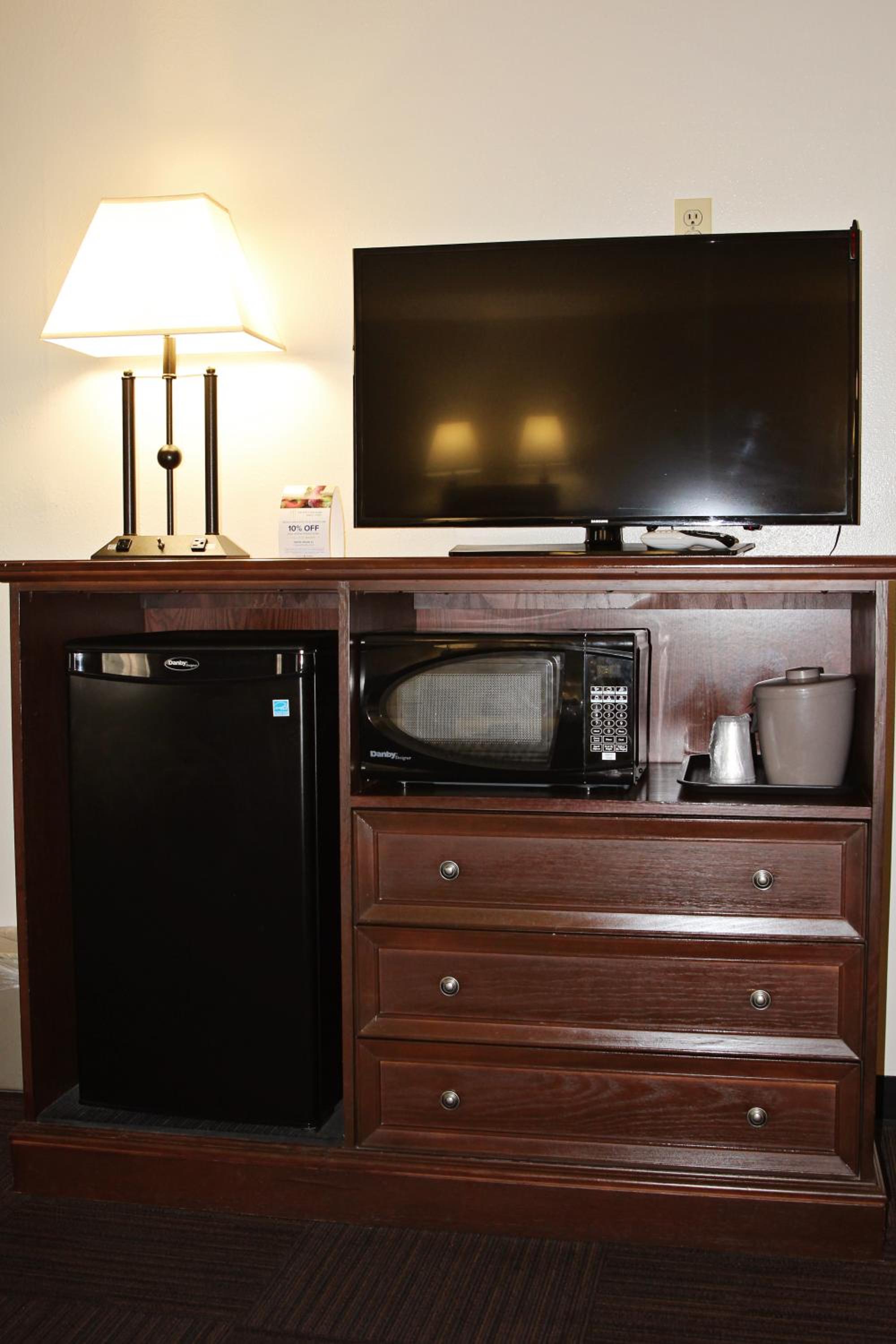 Queen Room with Two Queen Beds photo 3