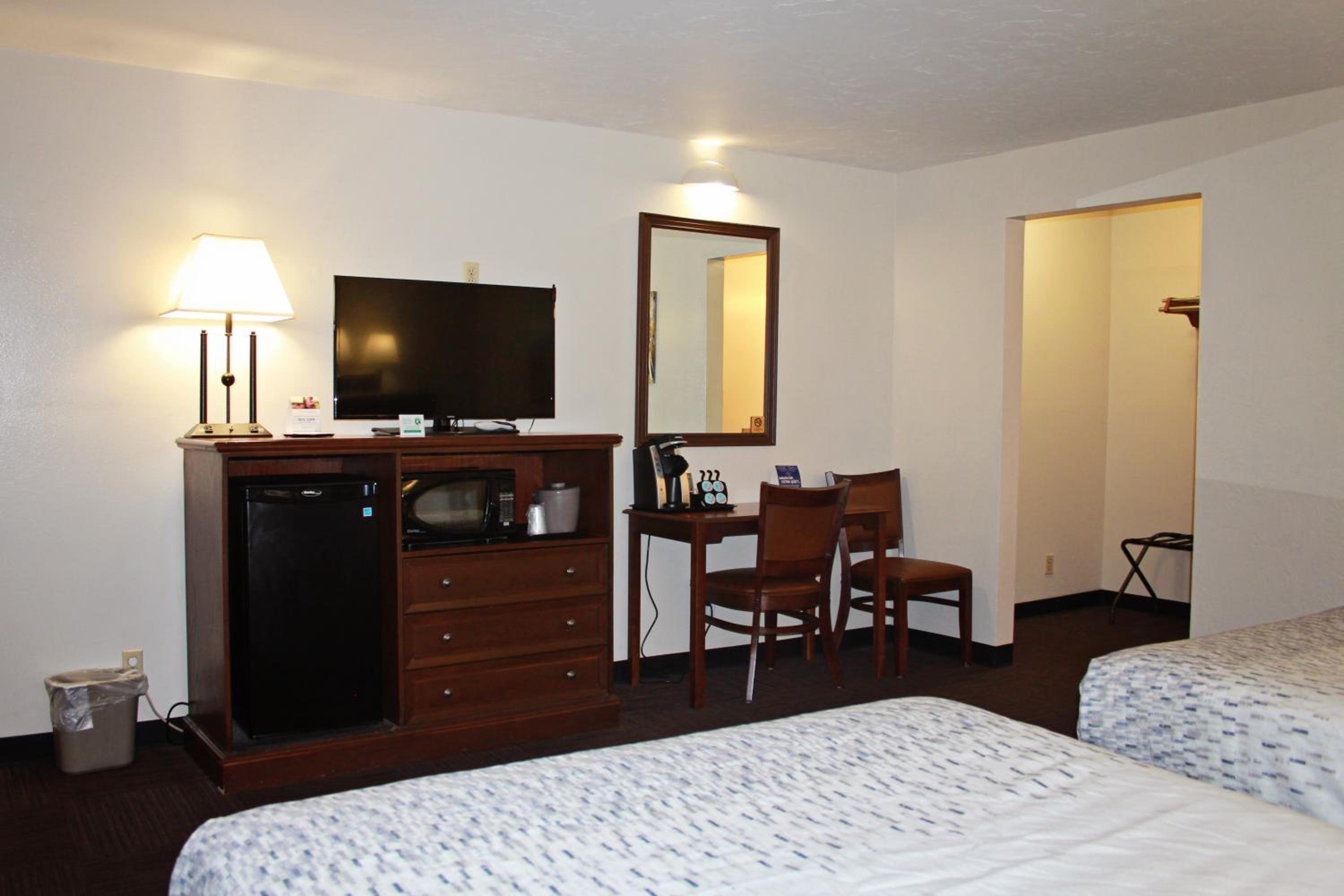 Queen Room with Two Queen Beds photo 1