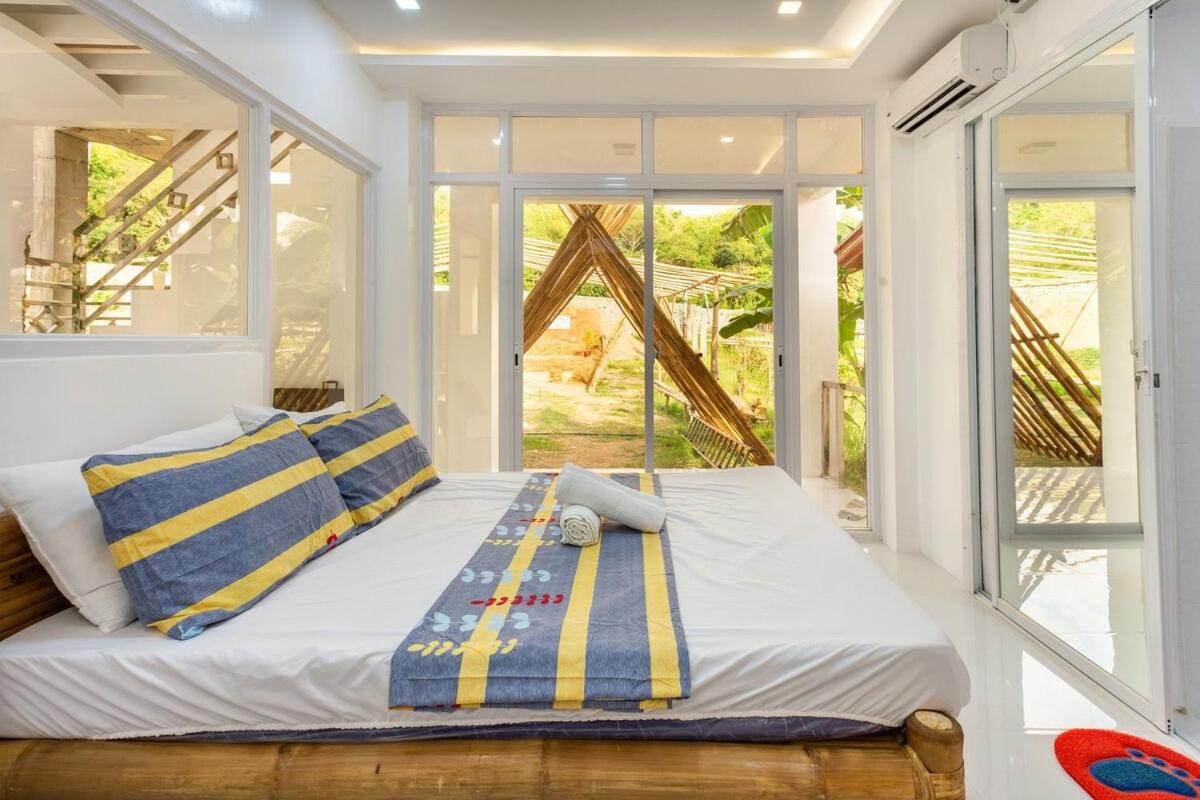 Family Room with Mountain View - Photo 3