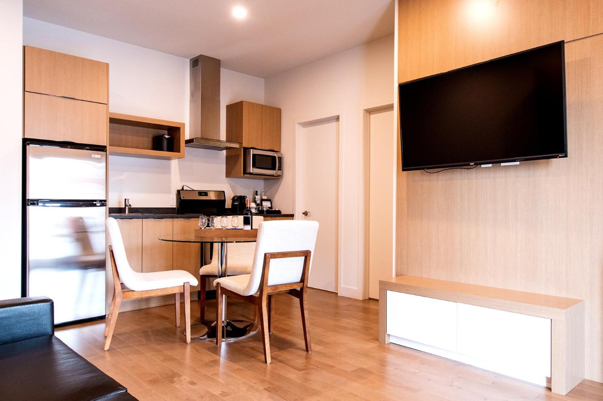 Studio with Kitchenette - One King Bed and Murphy Bed photo 3