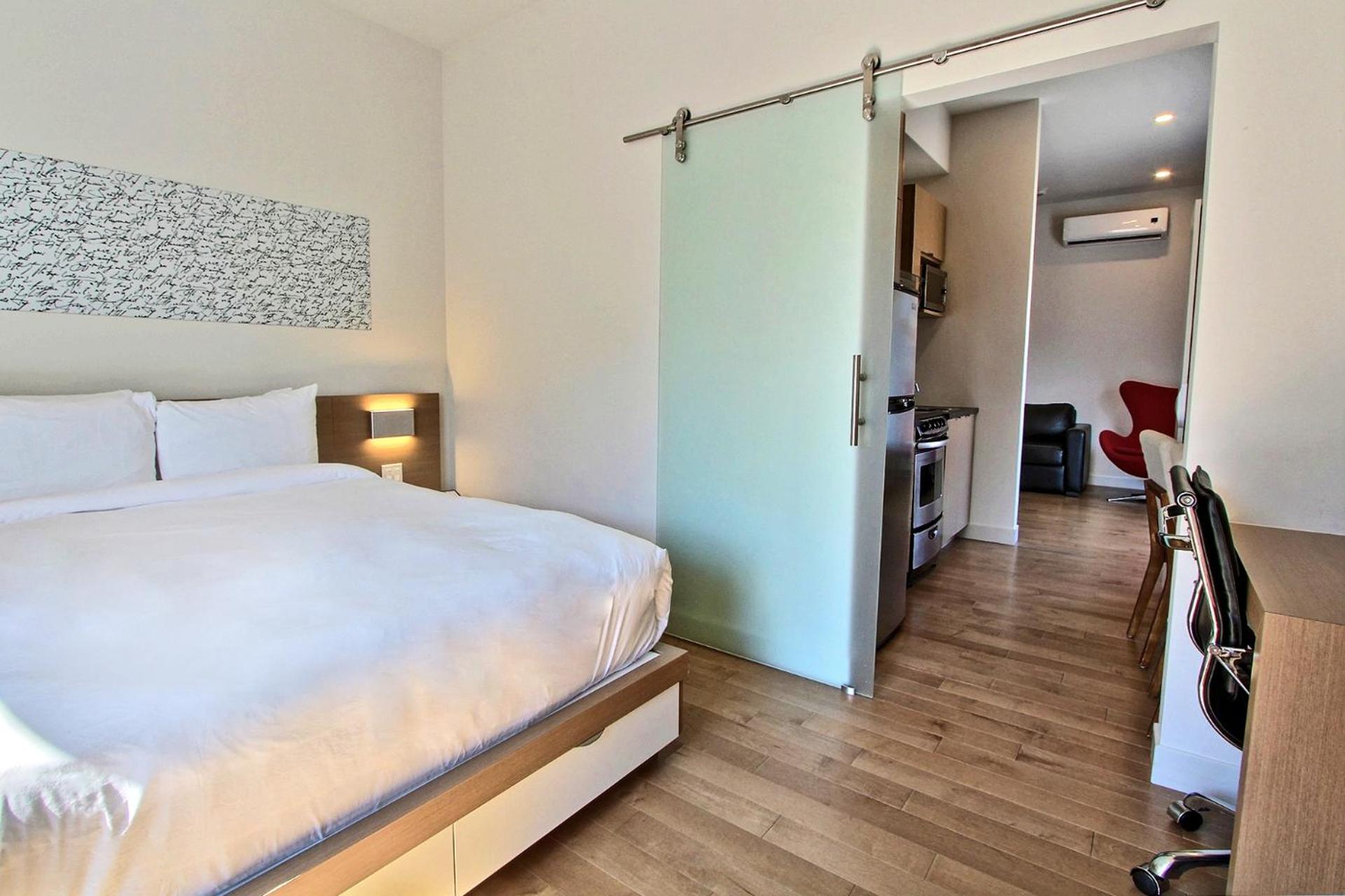 Studio One Queen Bed with Kitchenette