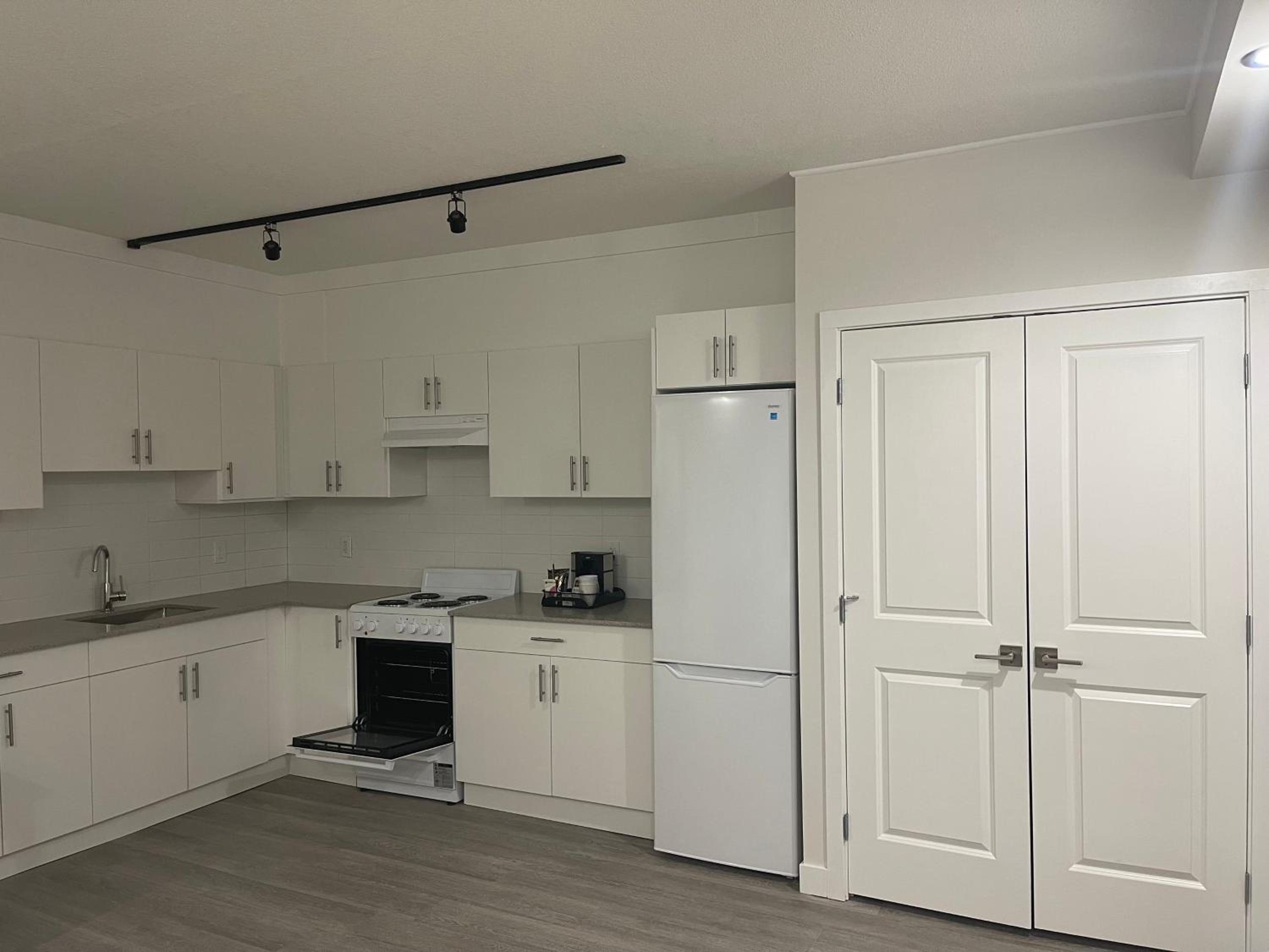One Bedroom Suite with Kitchenette and Sofabed, 1 Queen Bed - Non-Smoking/Not Pet-Friendly - Photo 8