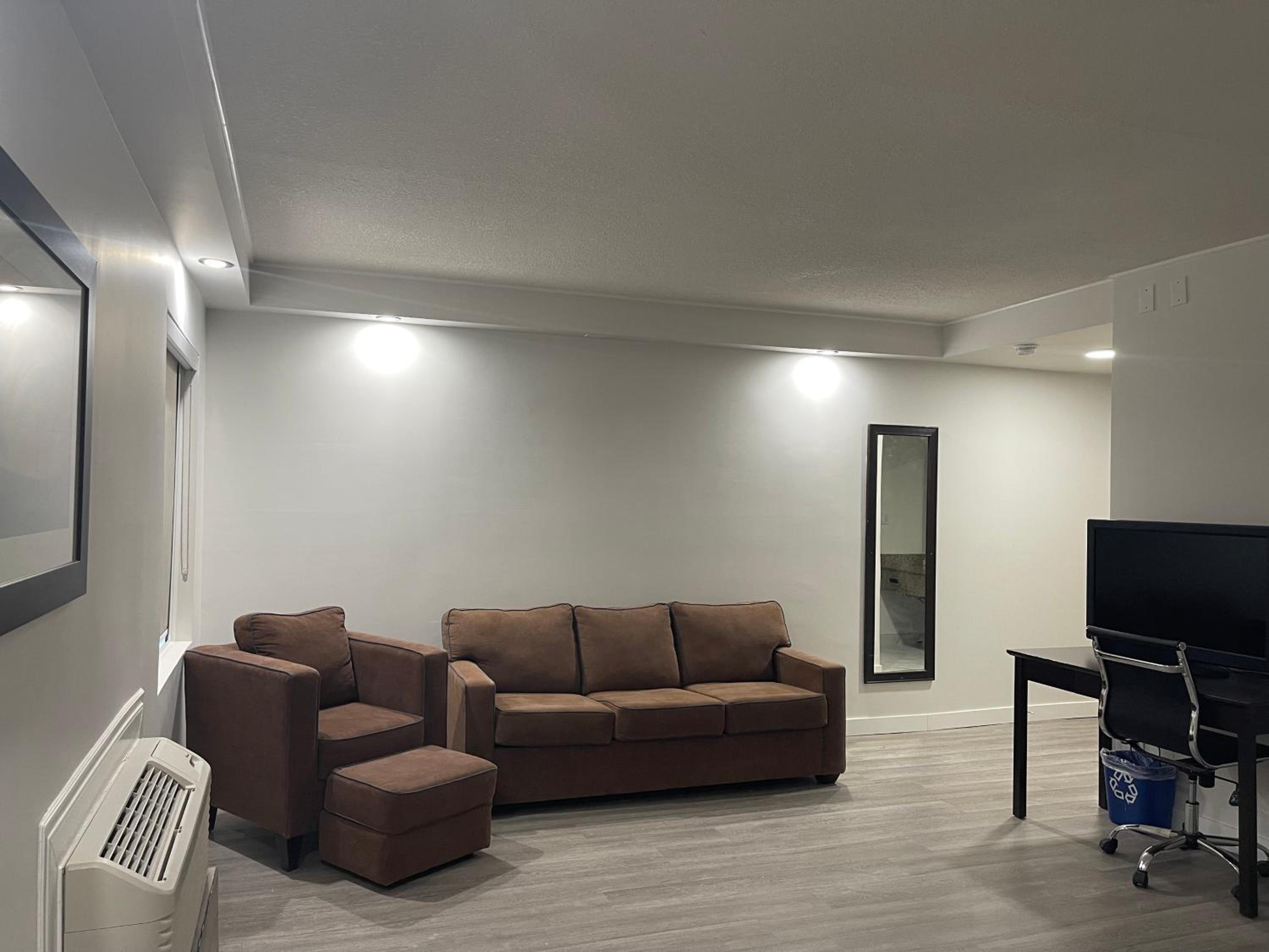 One Bedroom Suite with Kitchenette and Sofabed, 1 Queen Bed - Non-Smoking/Not Pet-Friendly - Photo 3