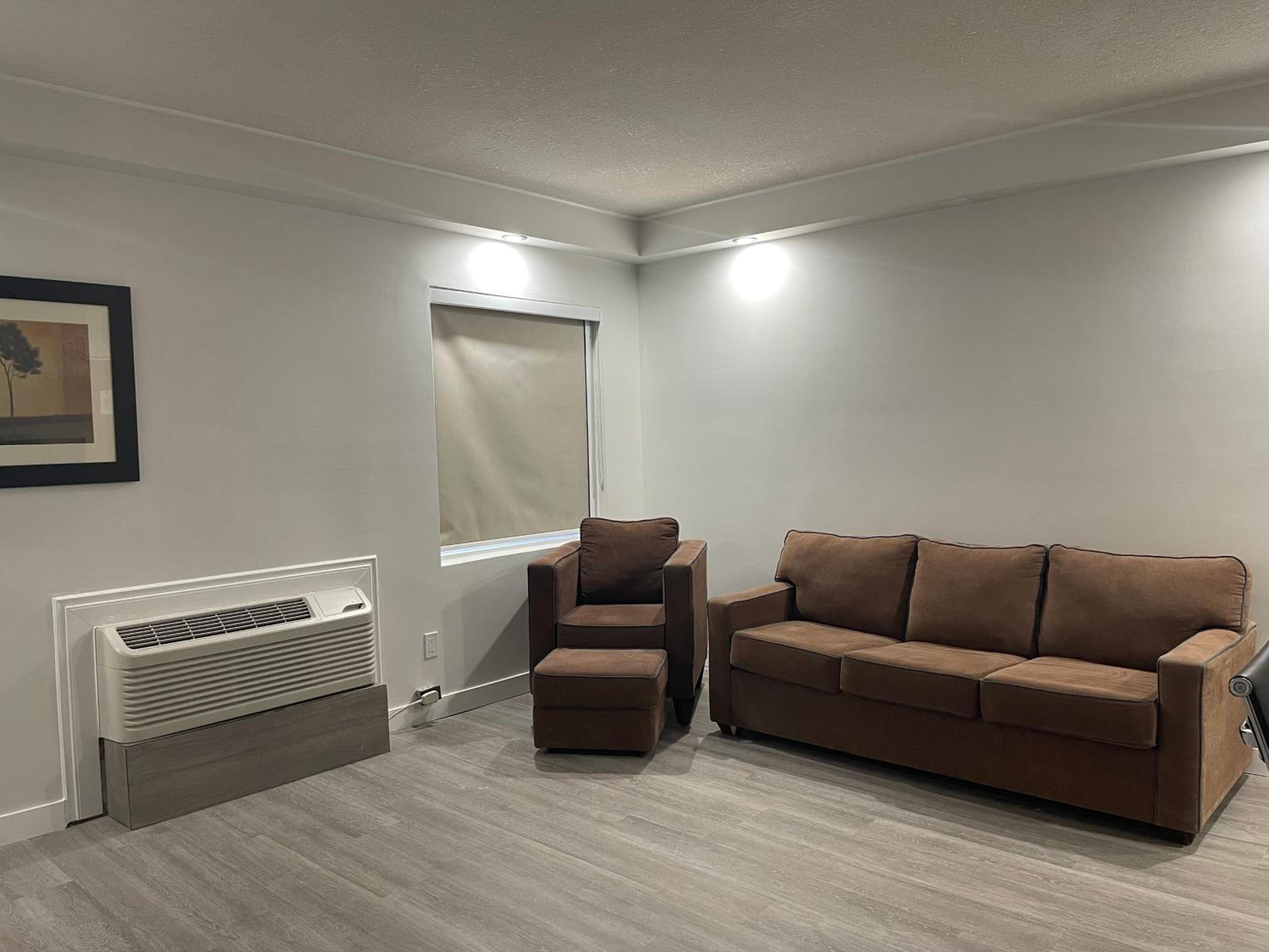 One Bedroom Suite with Kitchenette and Sofabed, 1 Queen Bed - Non-Smoking/Not Pet-Friendly - Photo 4