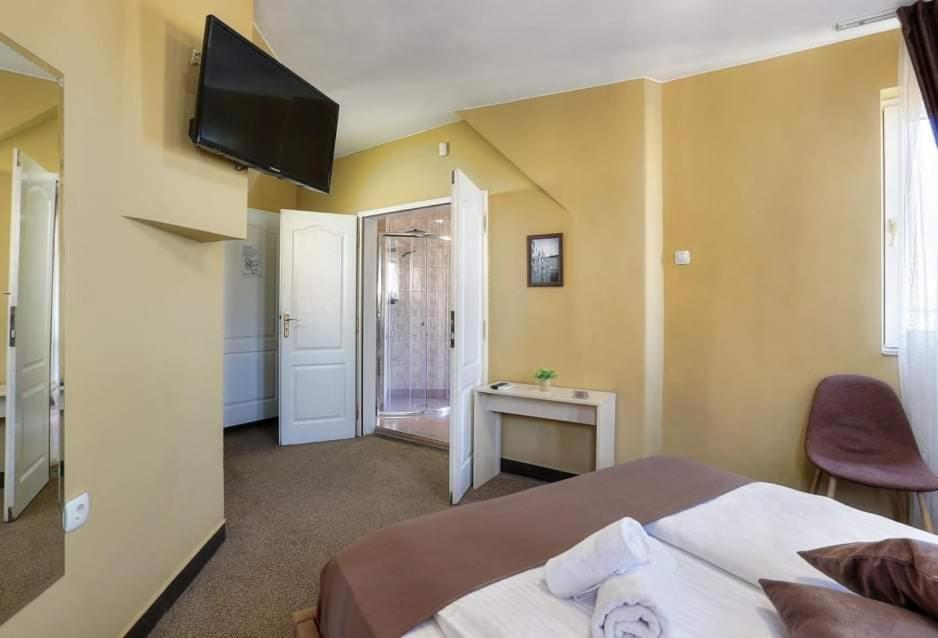 Deluxe Double Room with Balcony photo 2
