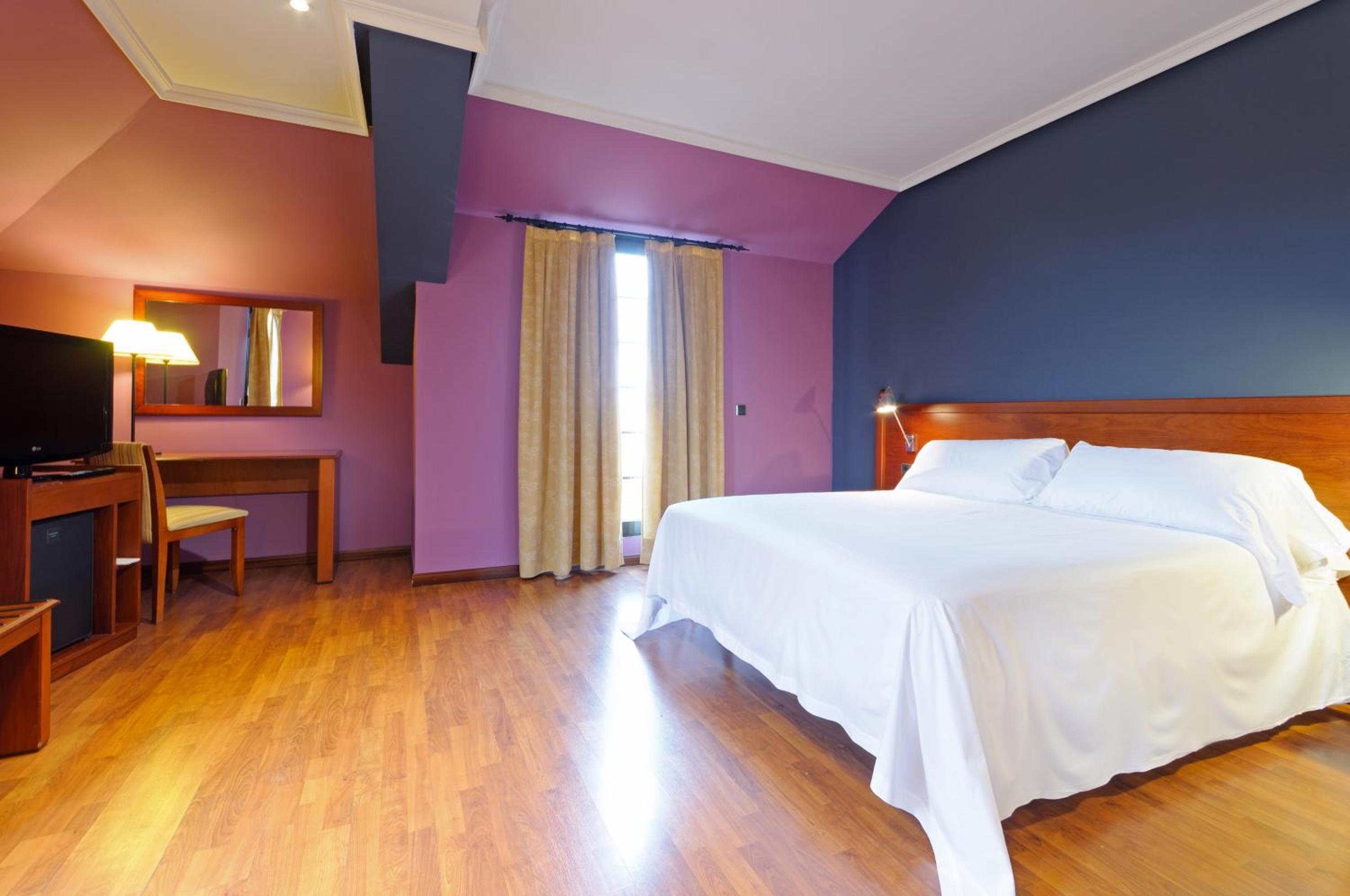 Queen Room with Balcony photo 2