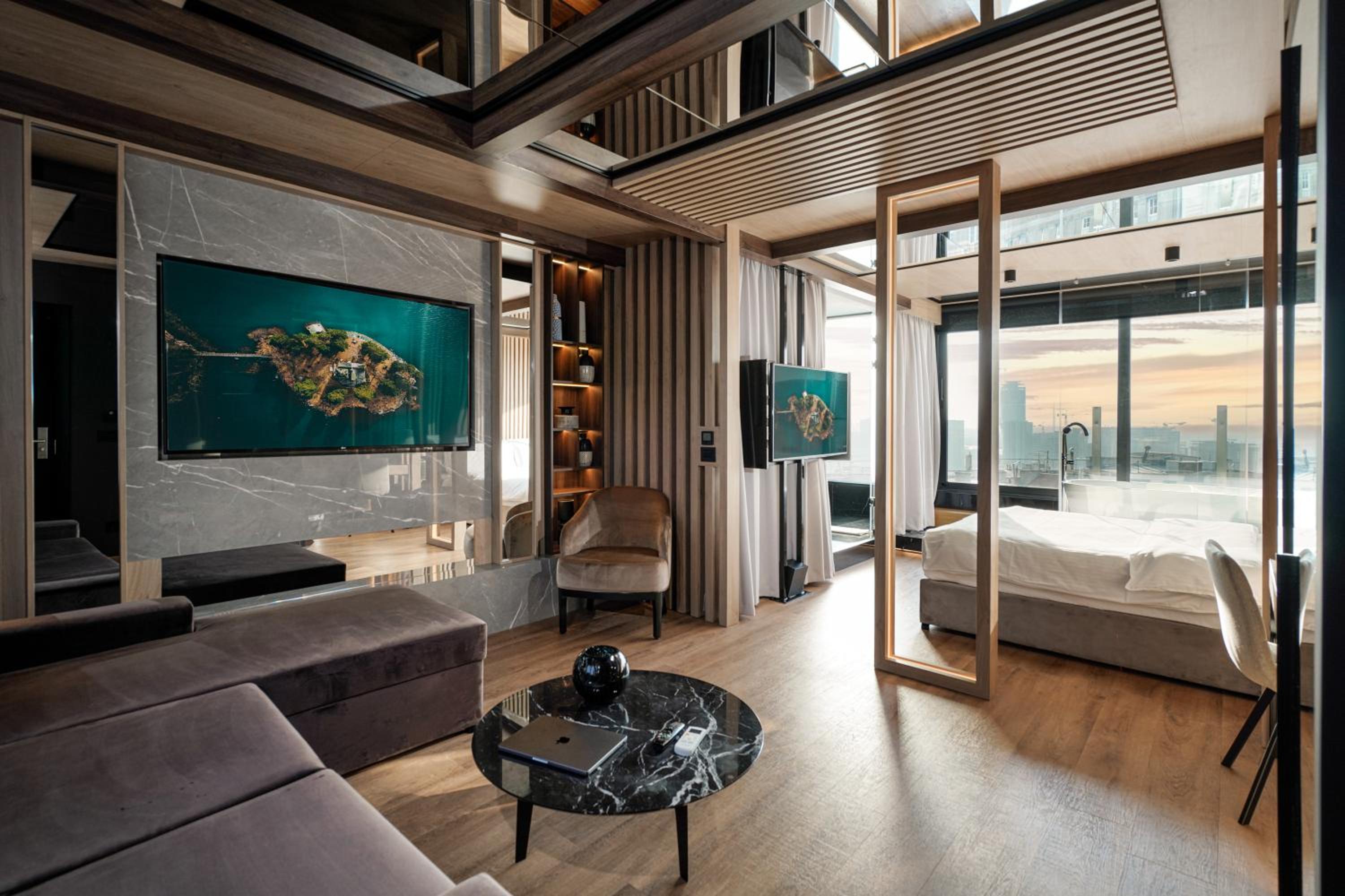 Executive Suite with Balcony and City View photo 3