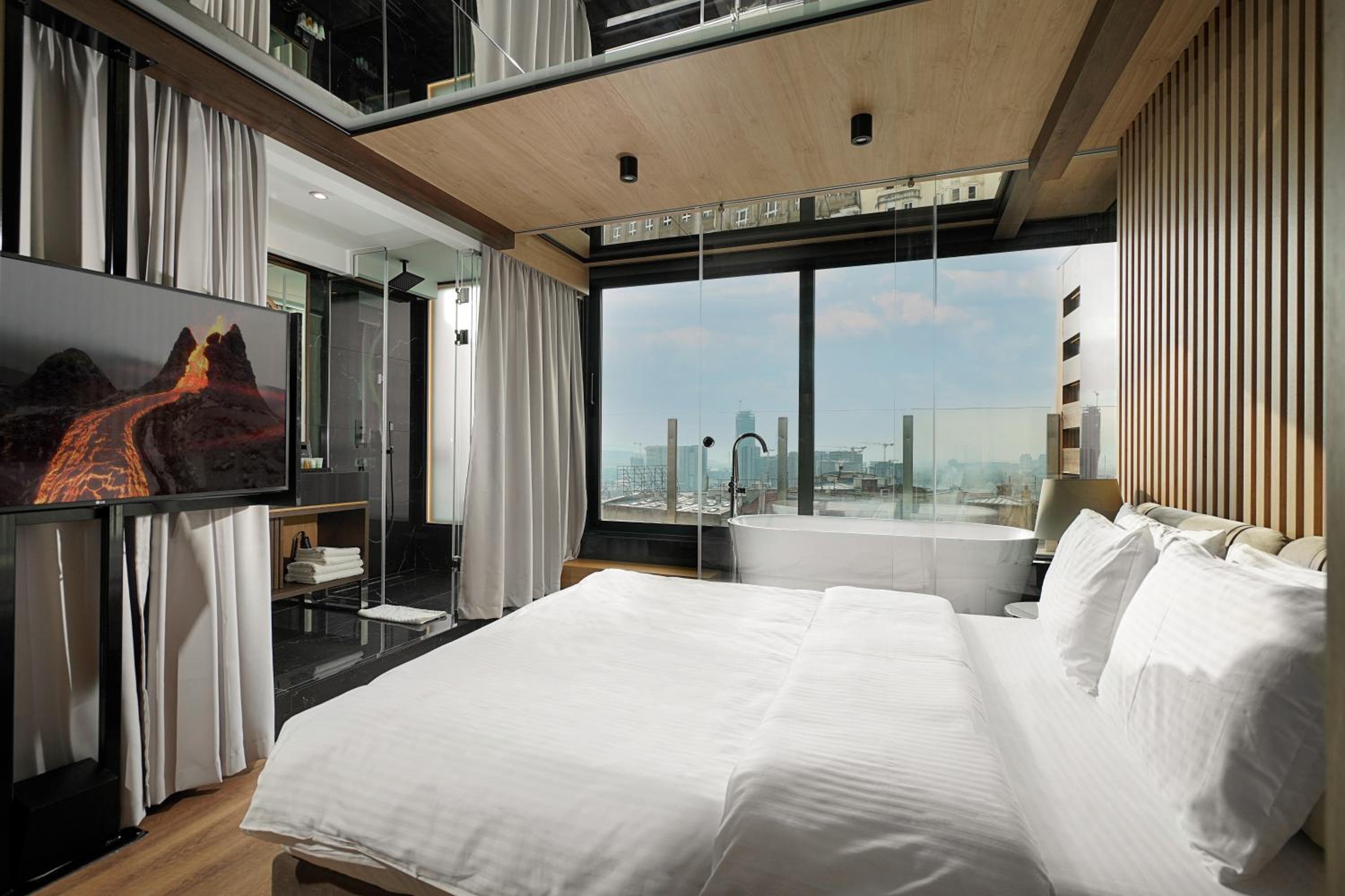 Executive Suite with Balcony and City View photo 1