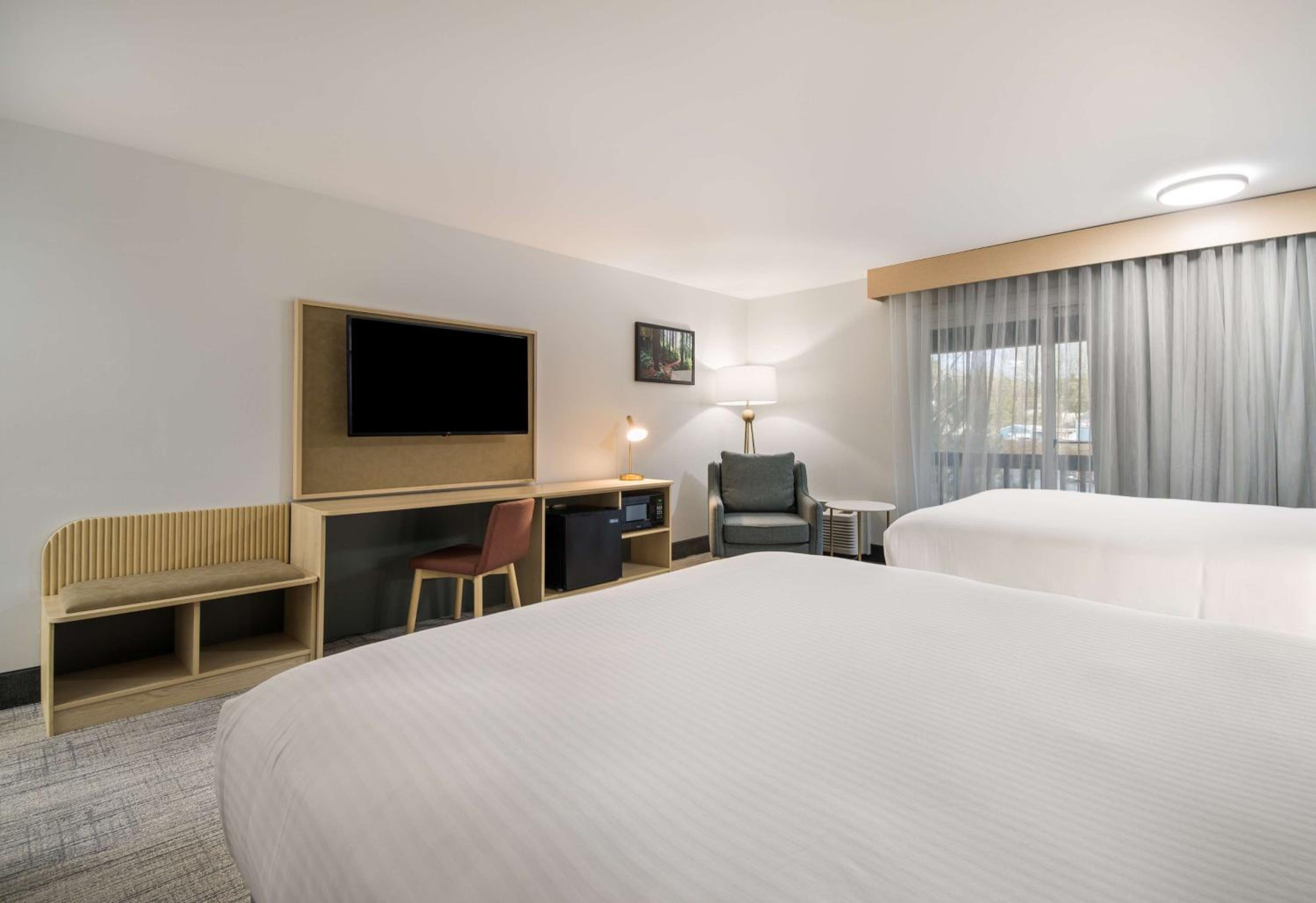 Queen Room with Two Queen Beds and Balcony - Courtyard View/Non-Smoking - Photo 3