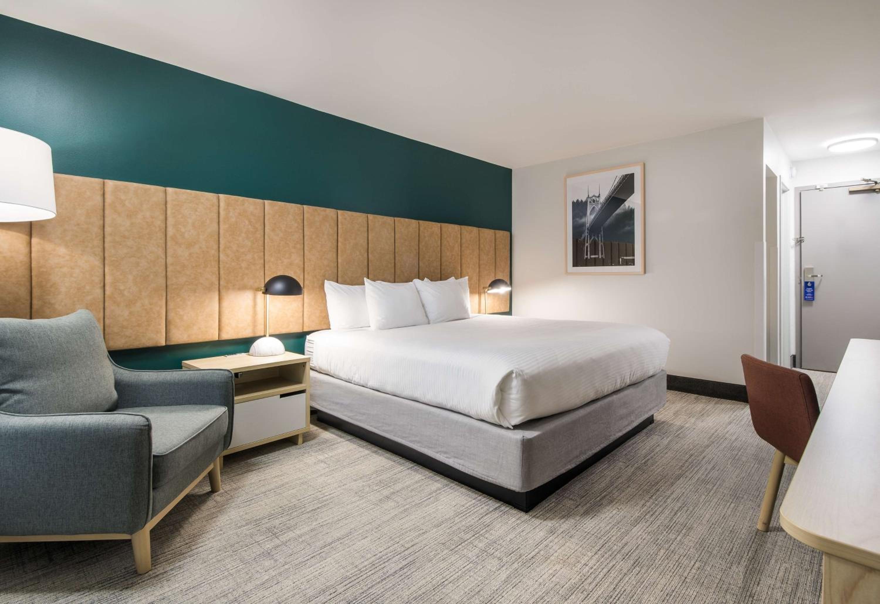King Room - Non-Smoking - Photo 3