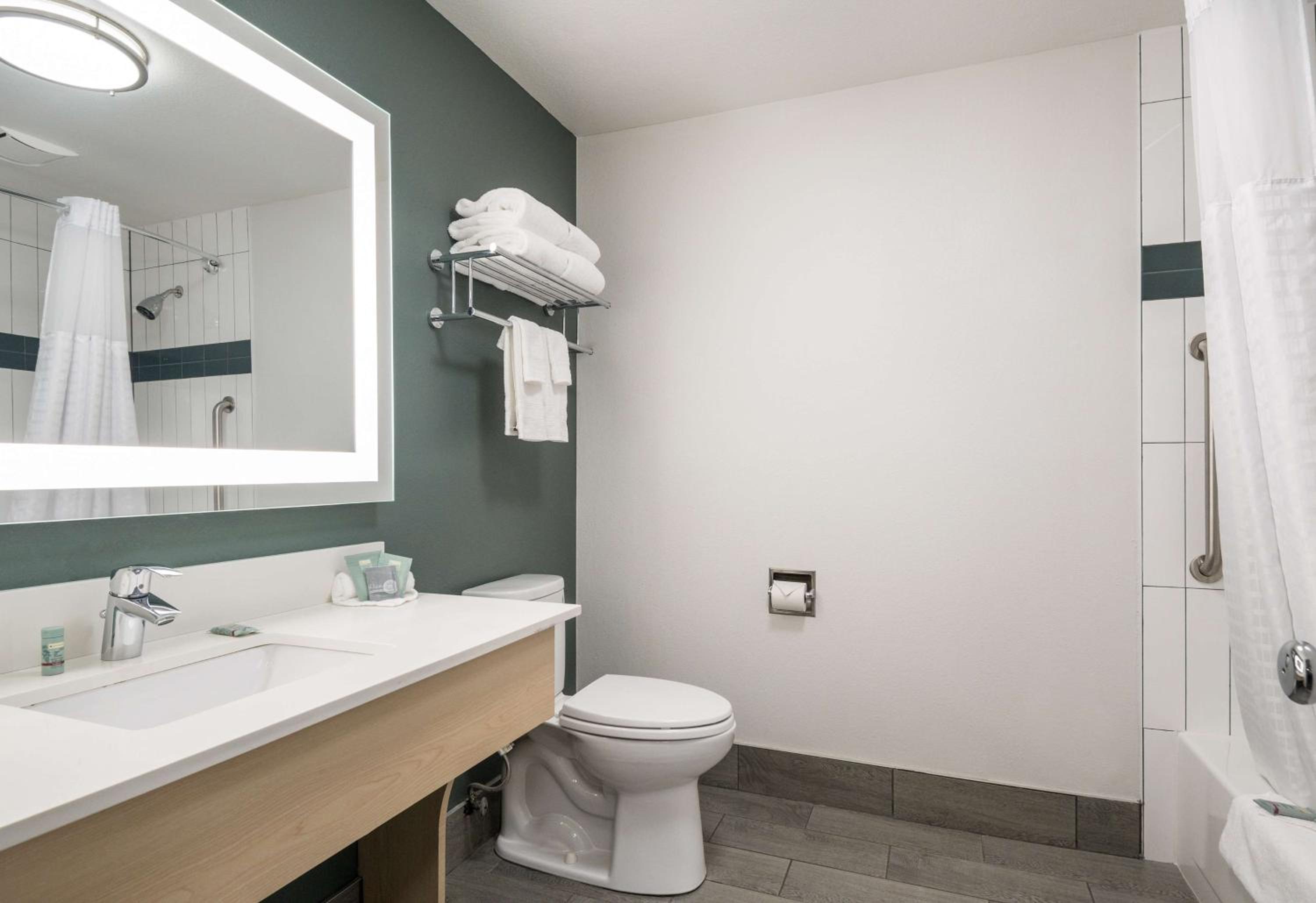 King Room - Non-Smoking - Photo 7