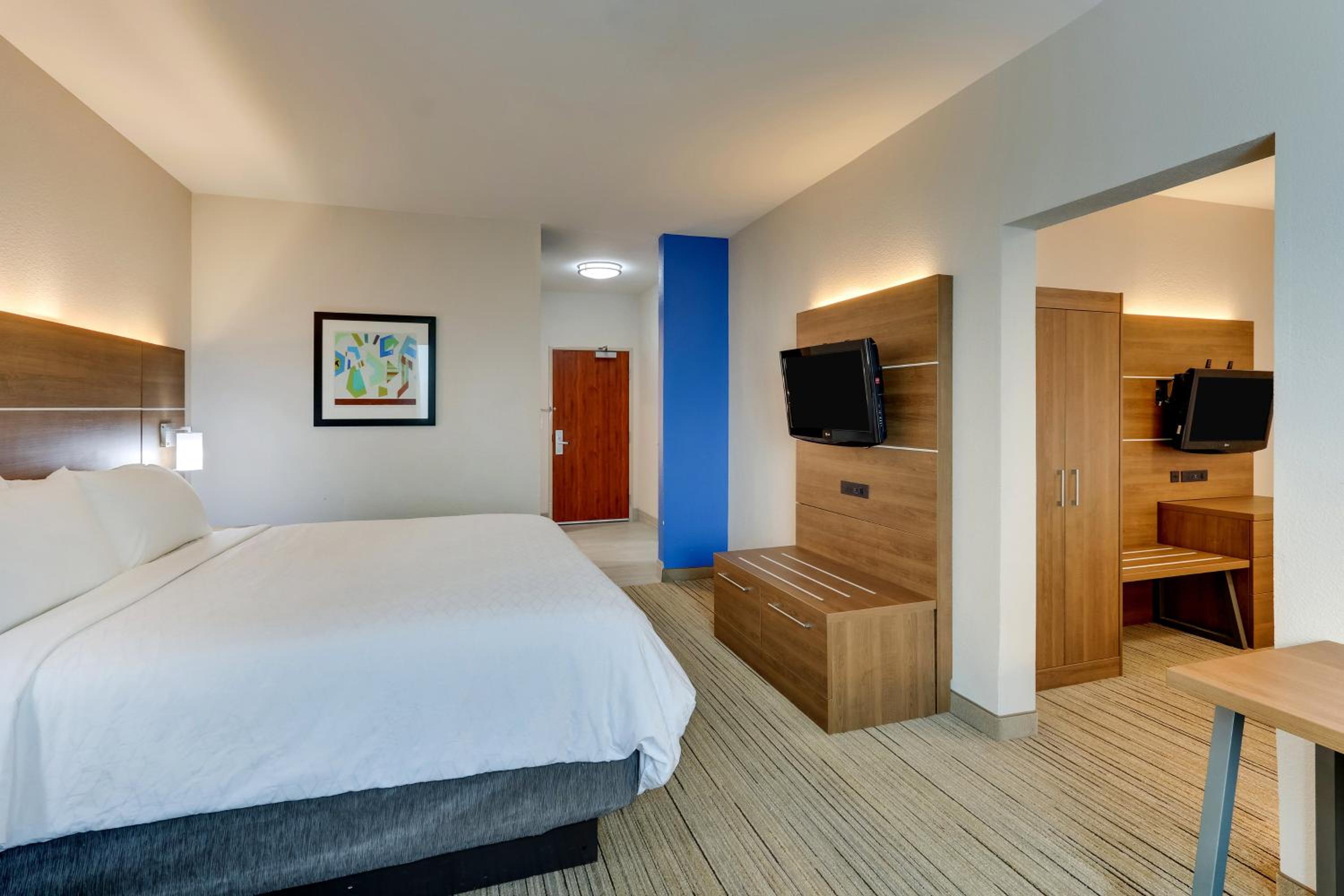 Standard King Room with Two King Beds - Photo 1
