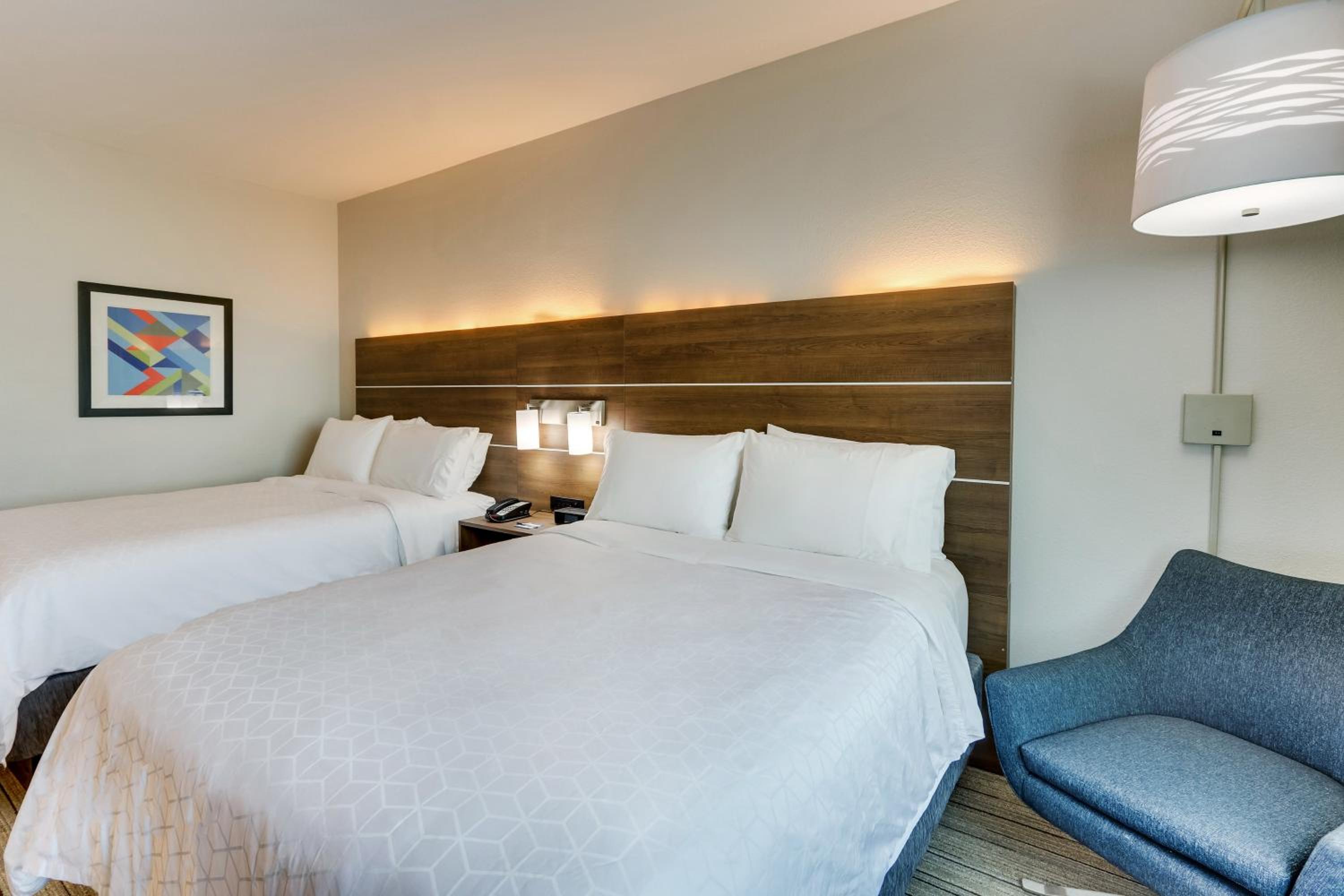 Standard Room with Two Queen Beds - Photo 4