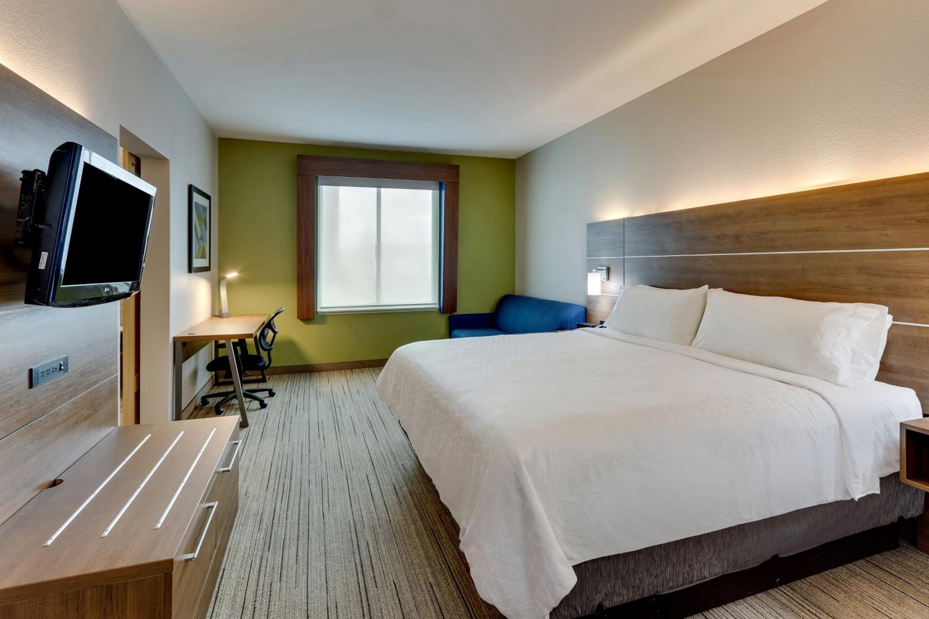 Standard King Room with Two King Beds - Photo 3