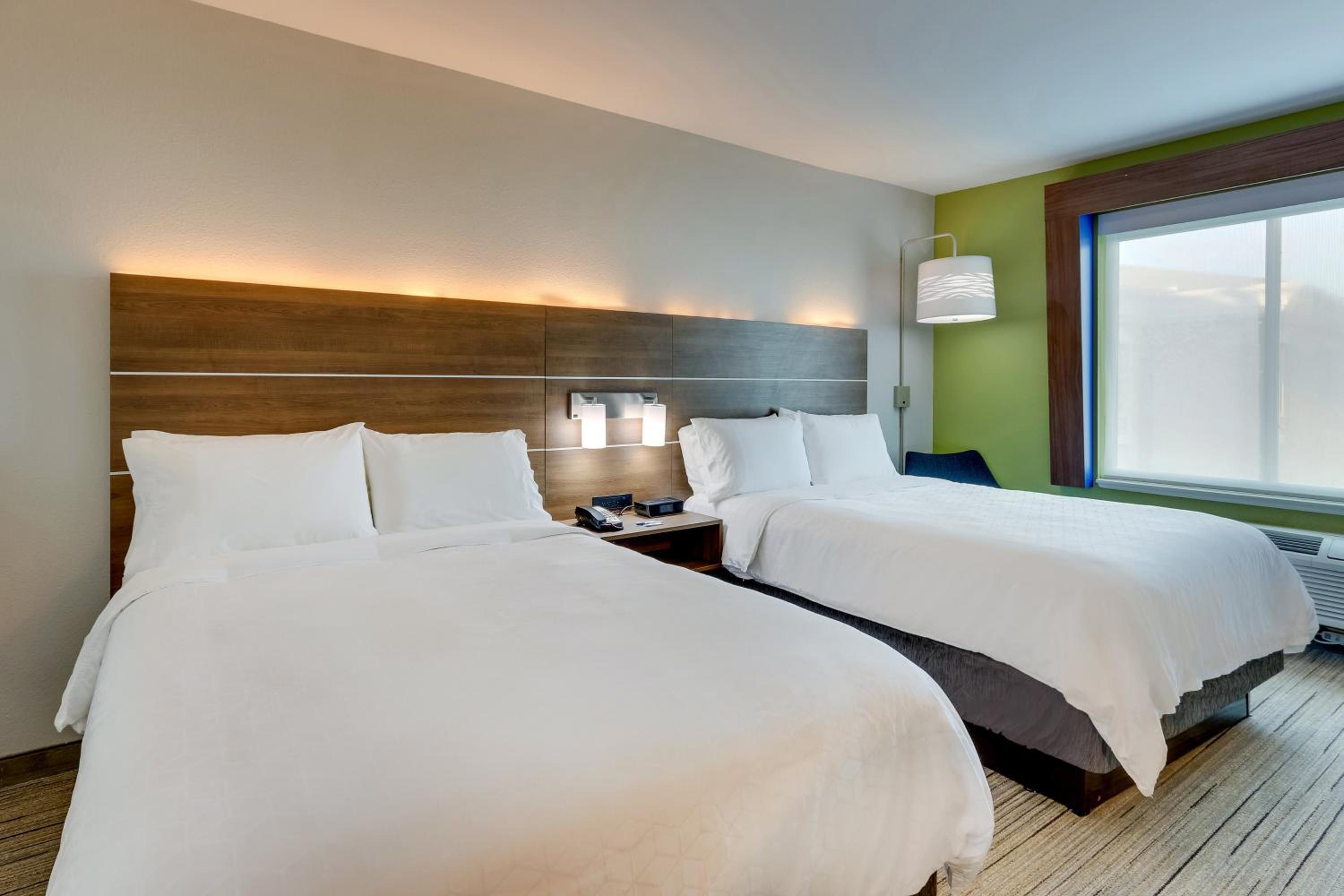Standard Room with Two Queen Beds - Photo 5