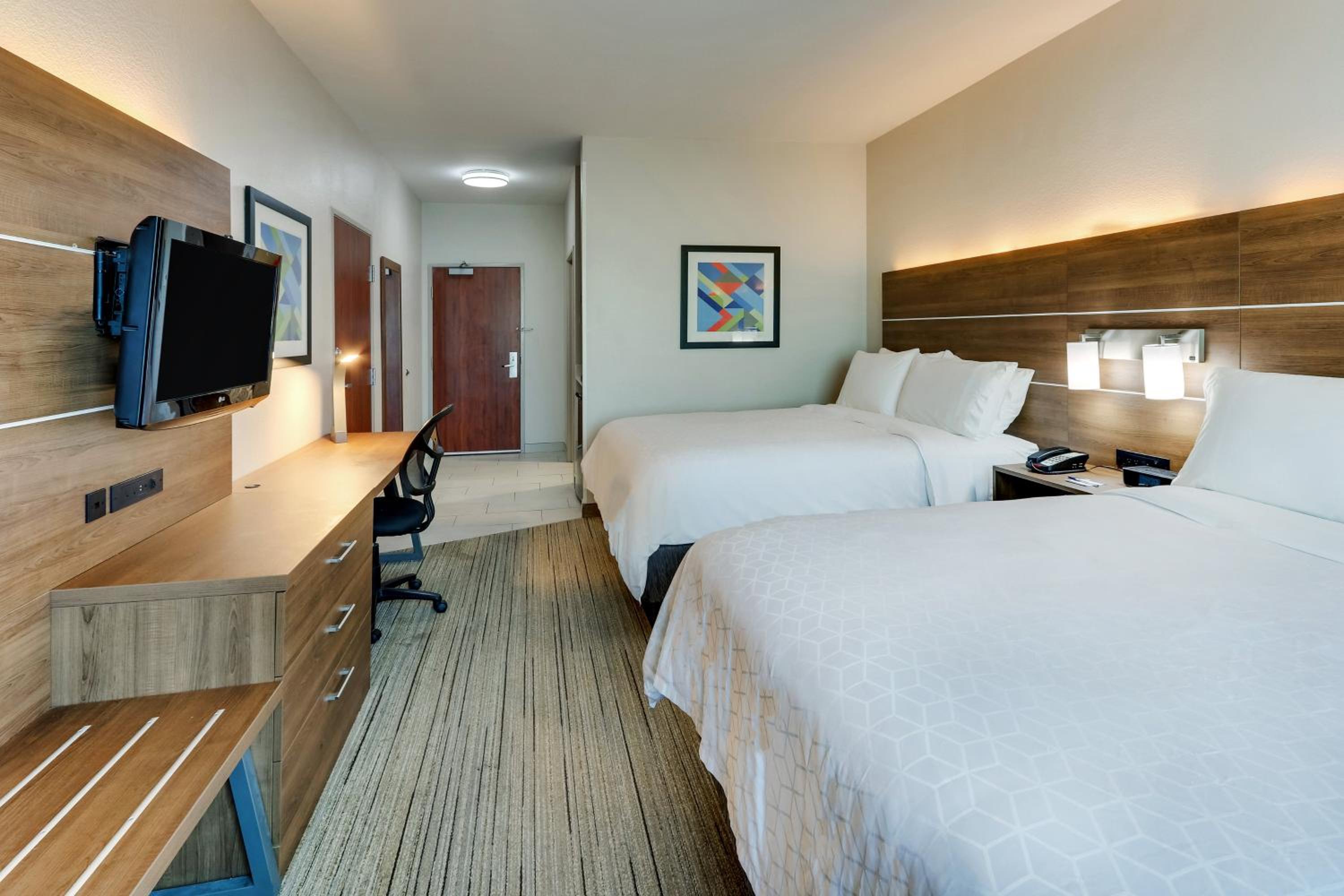 Standard Room with Two Queen Beds - Photo 3