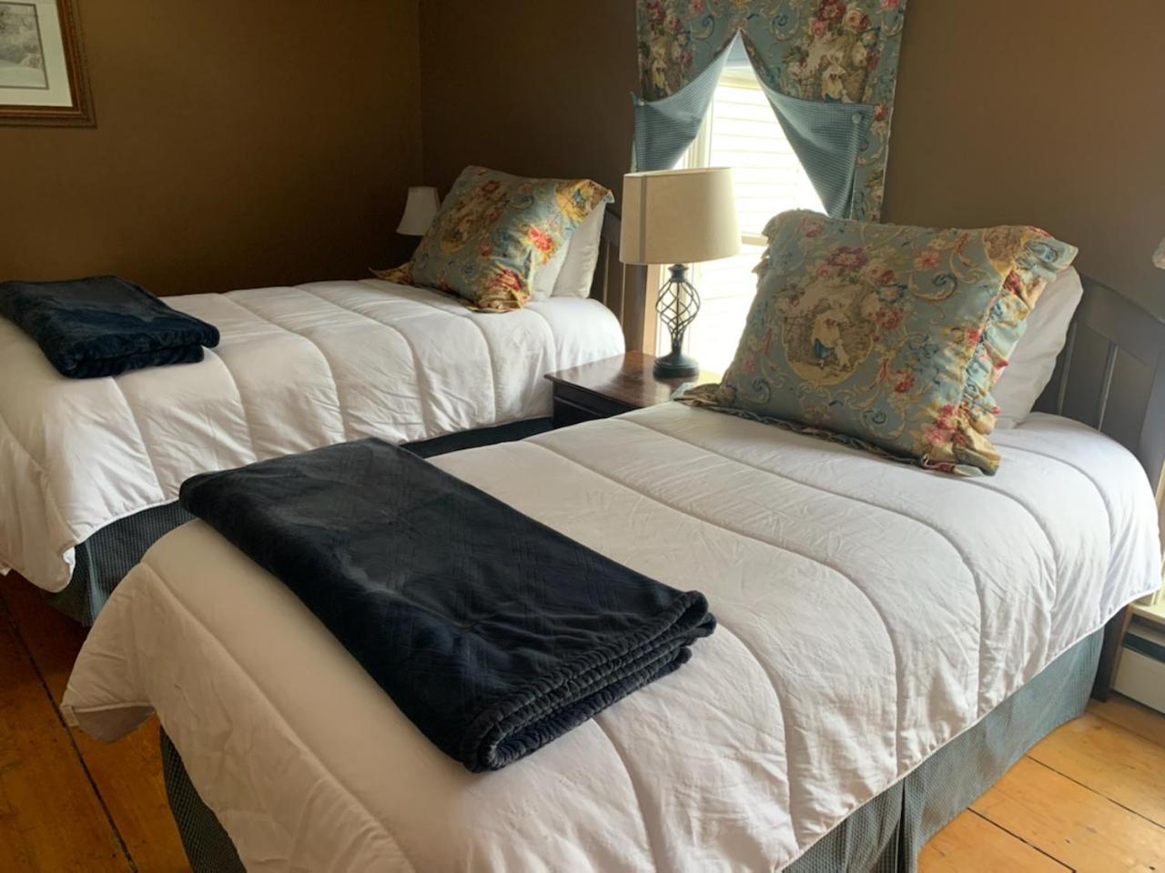 Twin Room with Two Single Beds - Non Smoking photo 2
