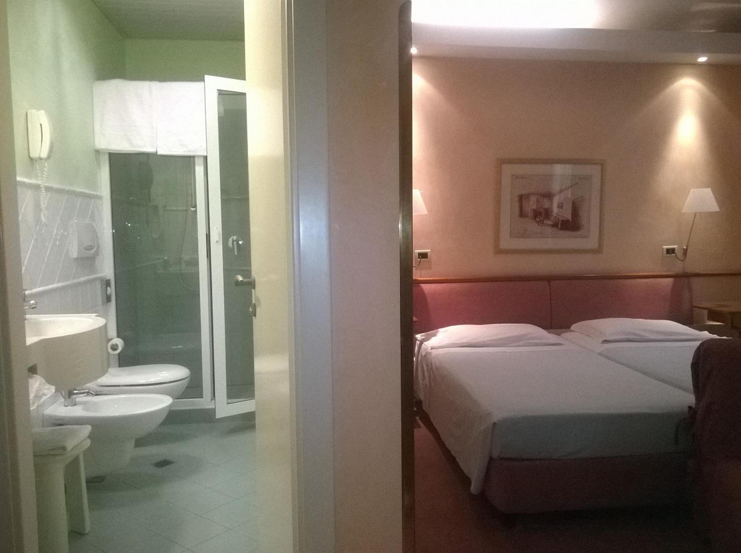 Standard Double or Twin Room - Photo 1