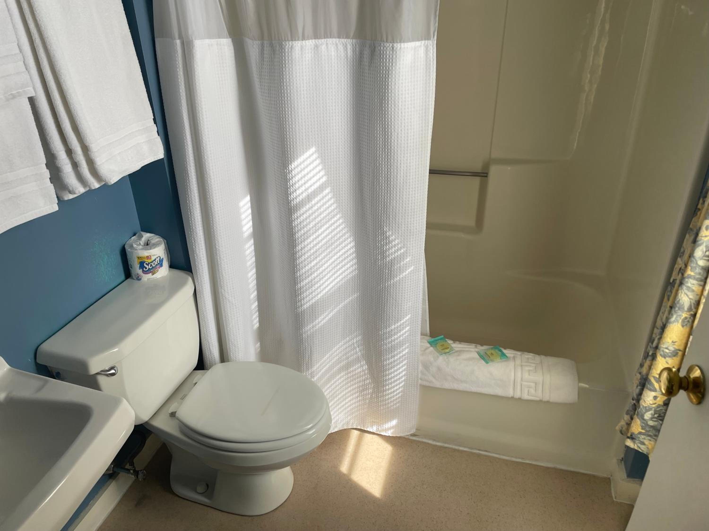 Double Room with Two Double Beds - Non Smoking photo 2