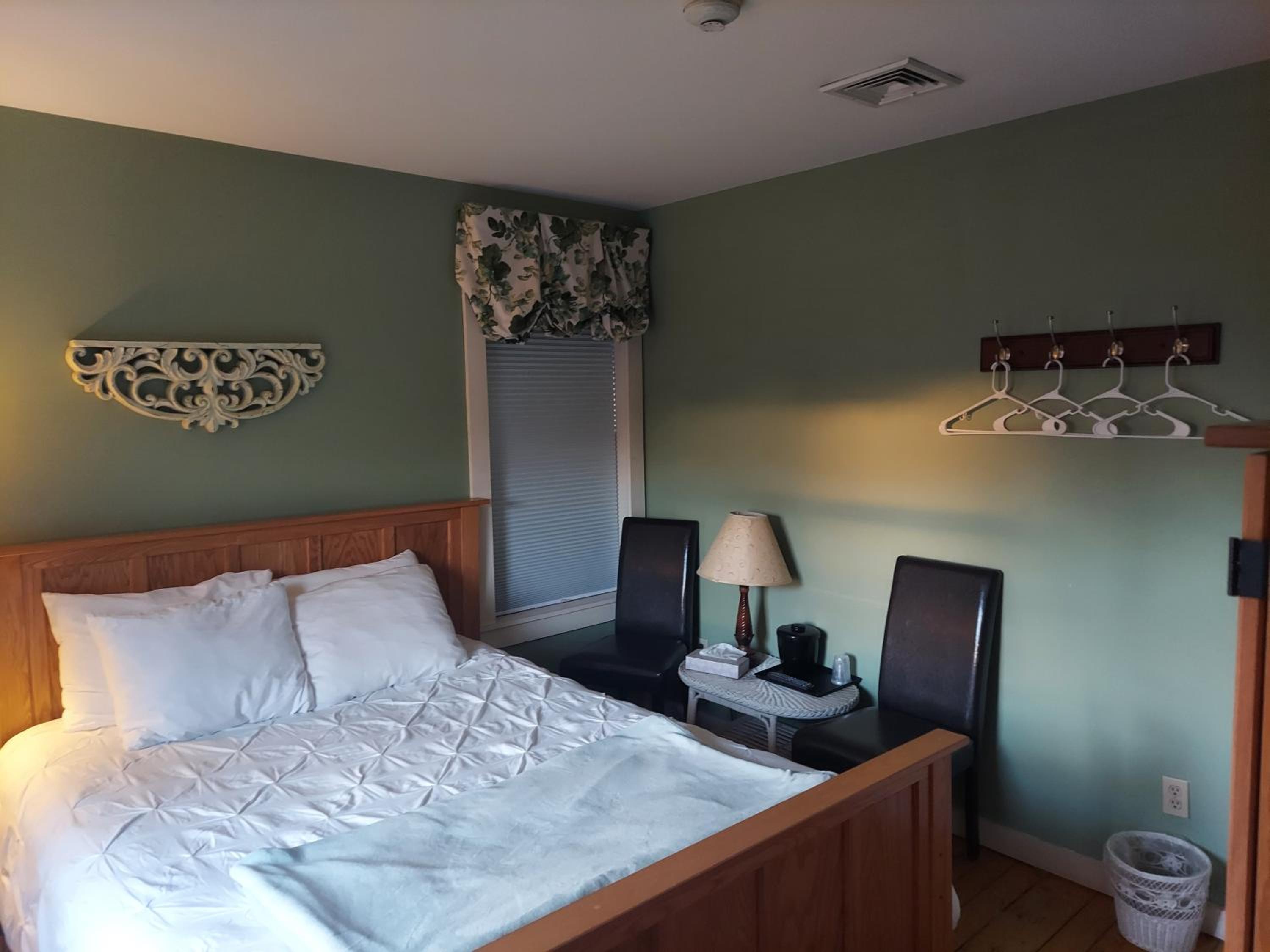 Queen Room - Non-Smoking photo 2