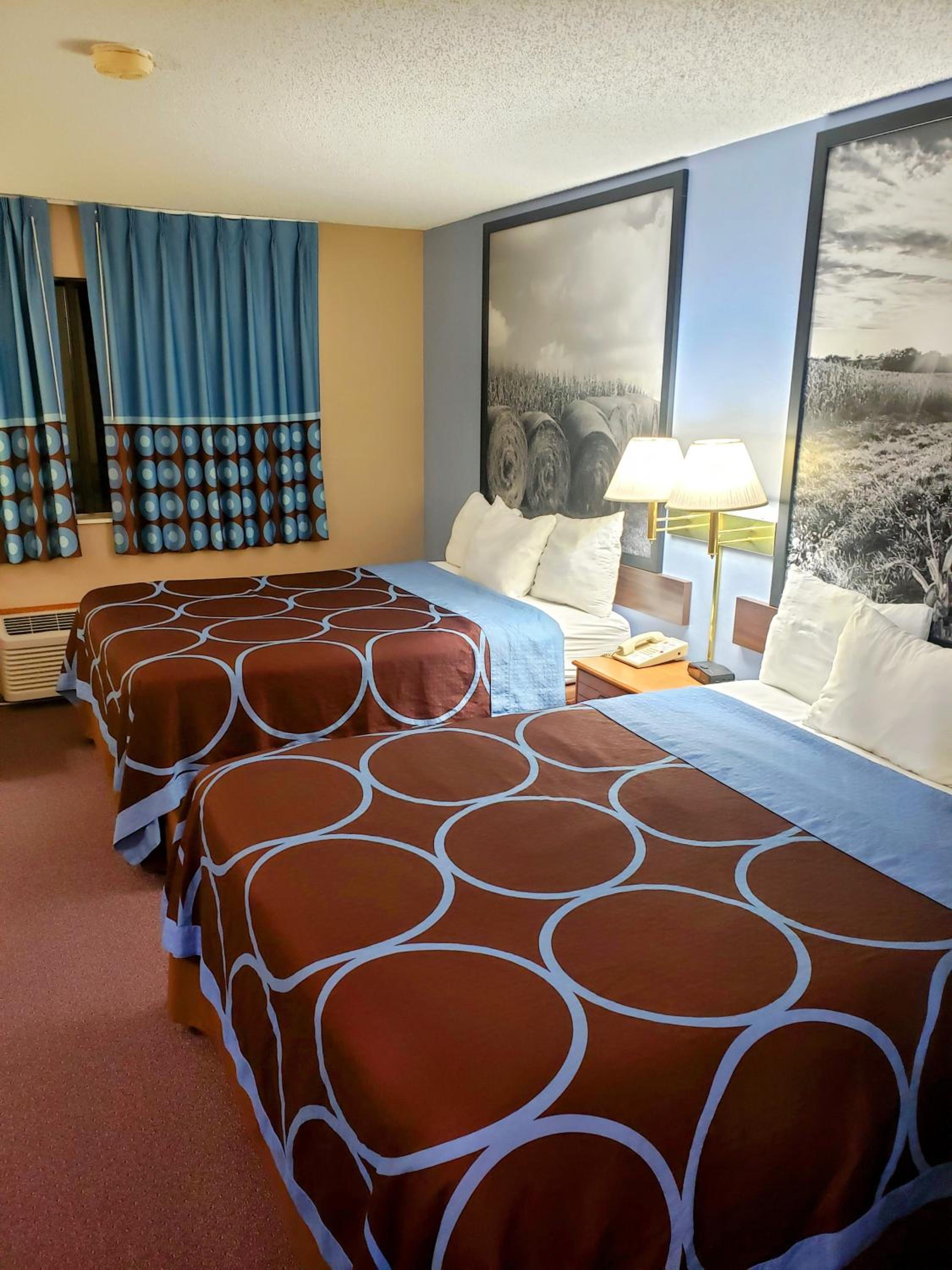 Queen Room With Two Queen Beds - Non-Smoking photo 1