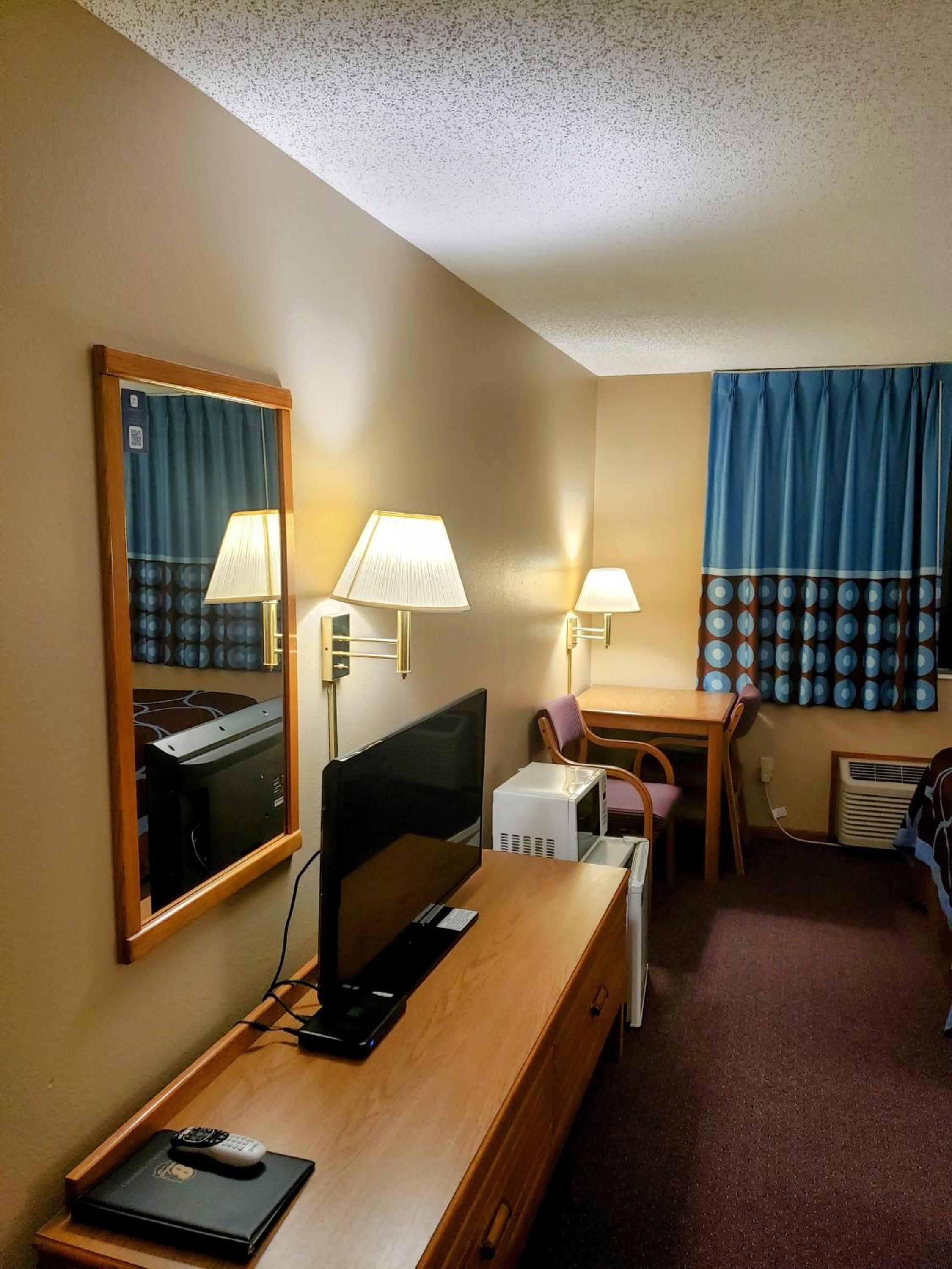 Queen Room With Two Queen Beds - Non-Smoking photo 3
