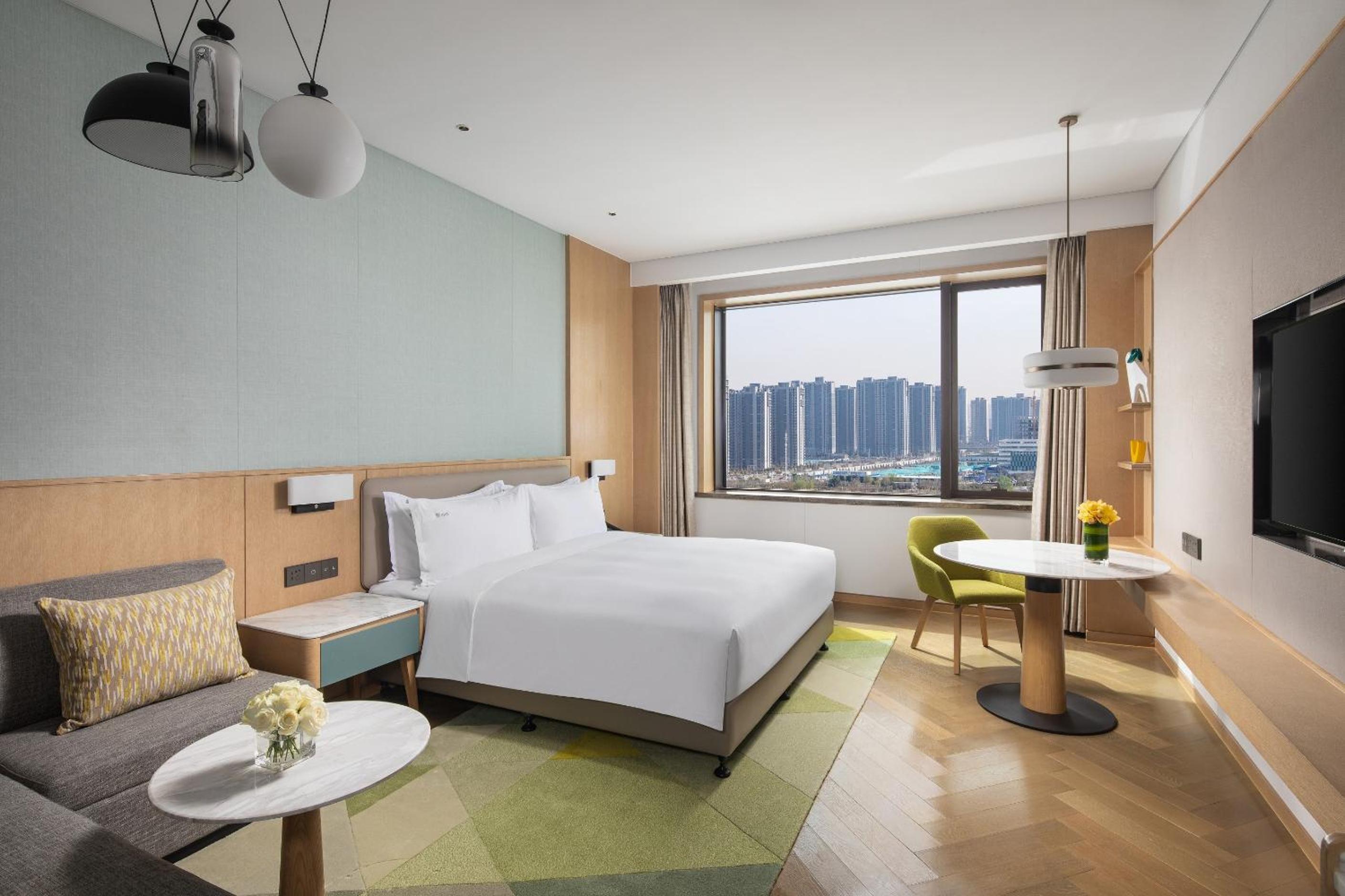Standard King Room with City View - Photo 2