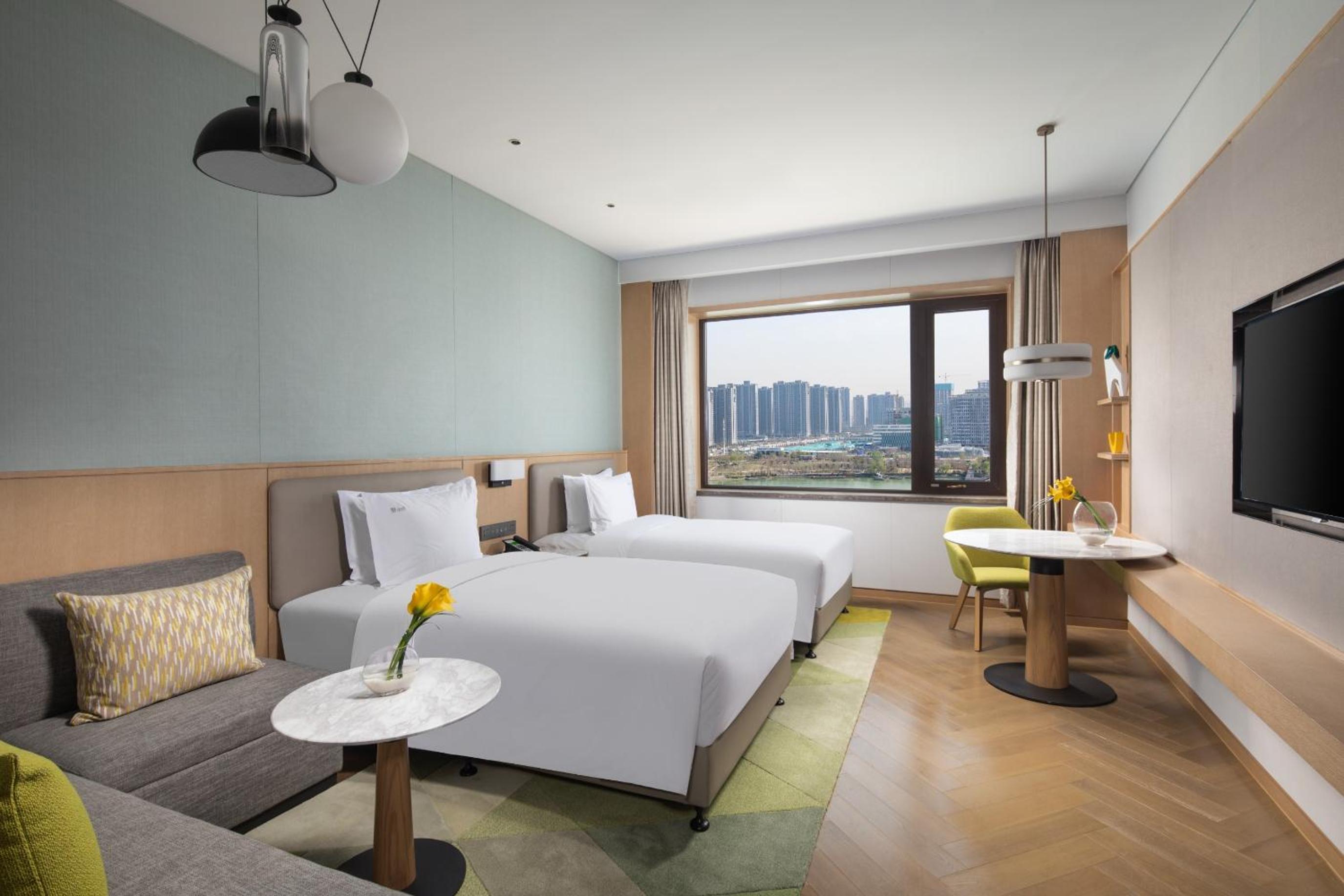 Standard Twin Room with City View - Photo 2