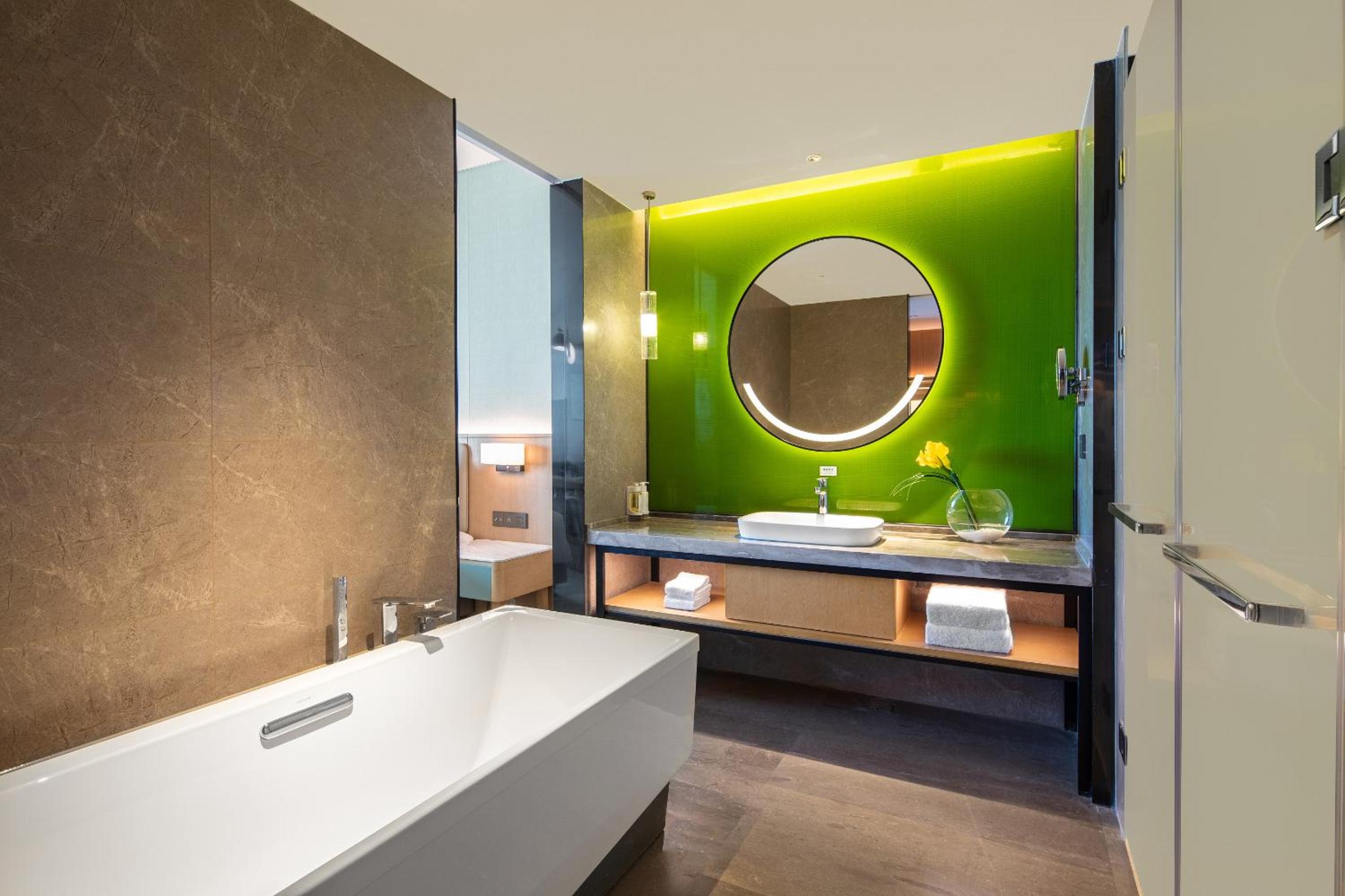 Premium King Room - Photo 4