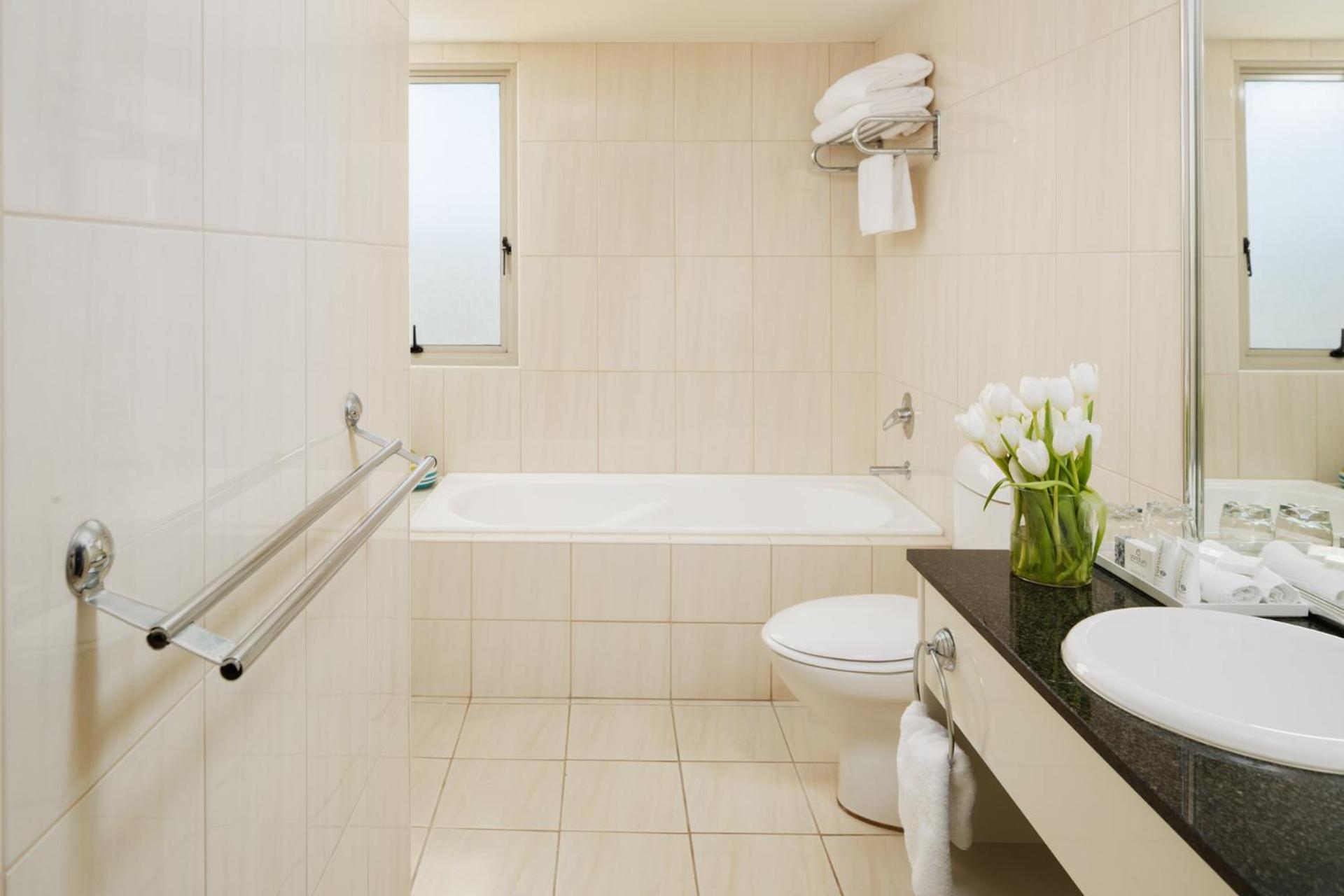 Two-Bedroom Apartment with Water View - Photo 2