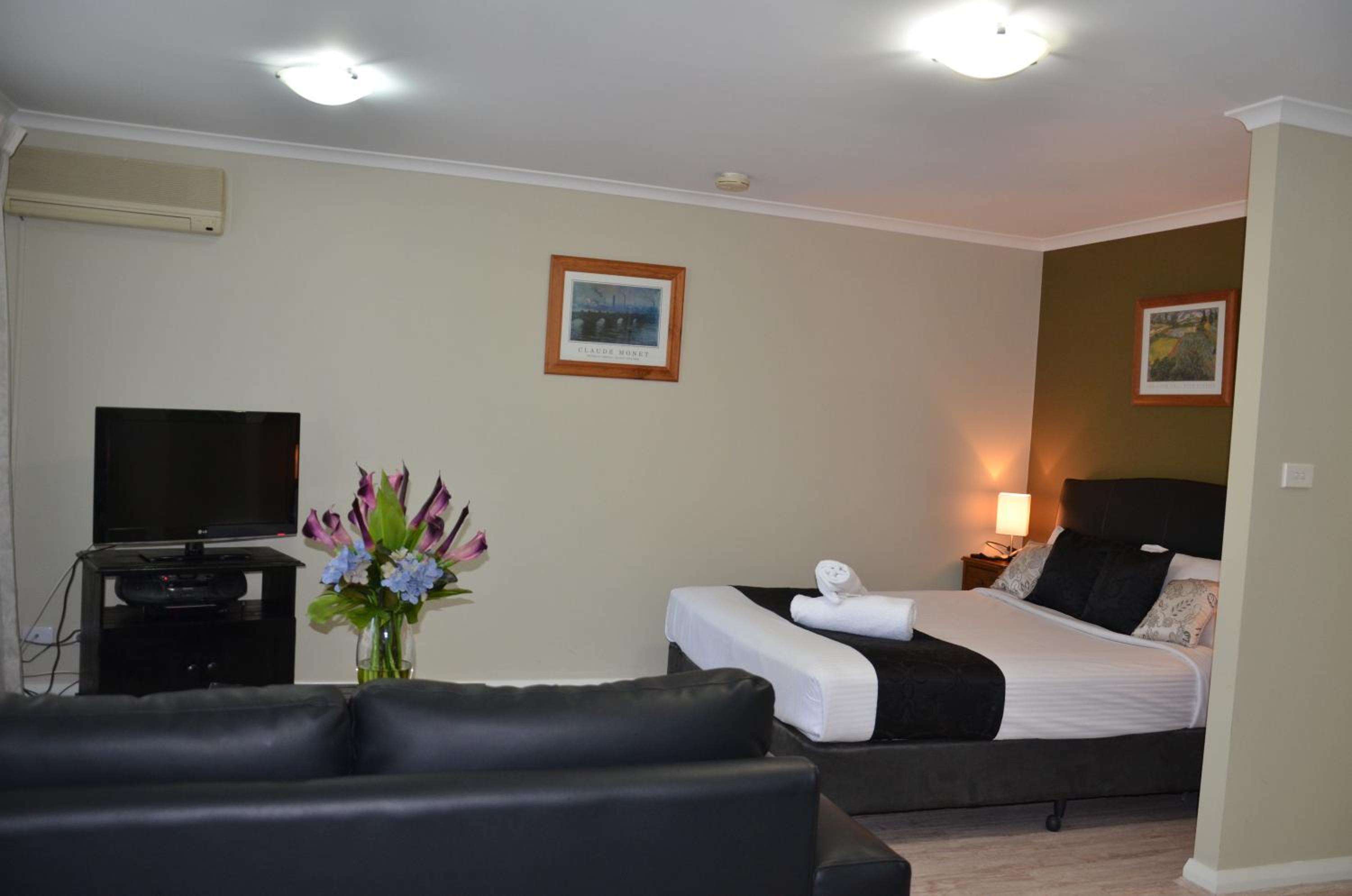 Studio Apartment thumbnail 5