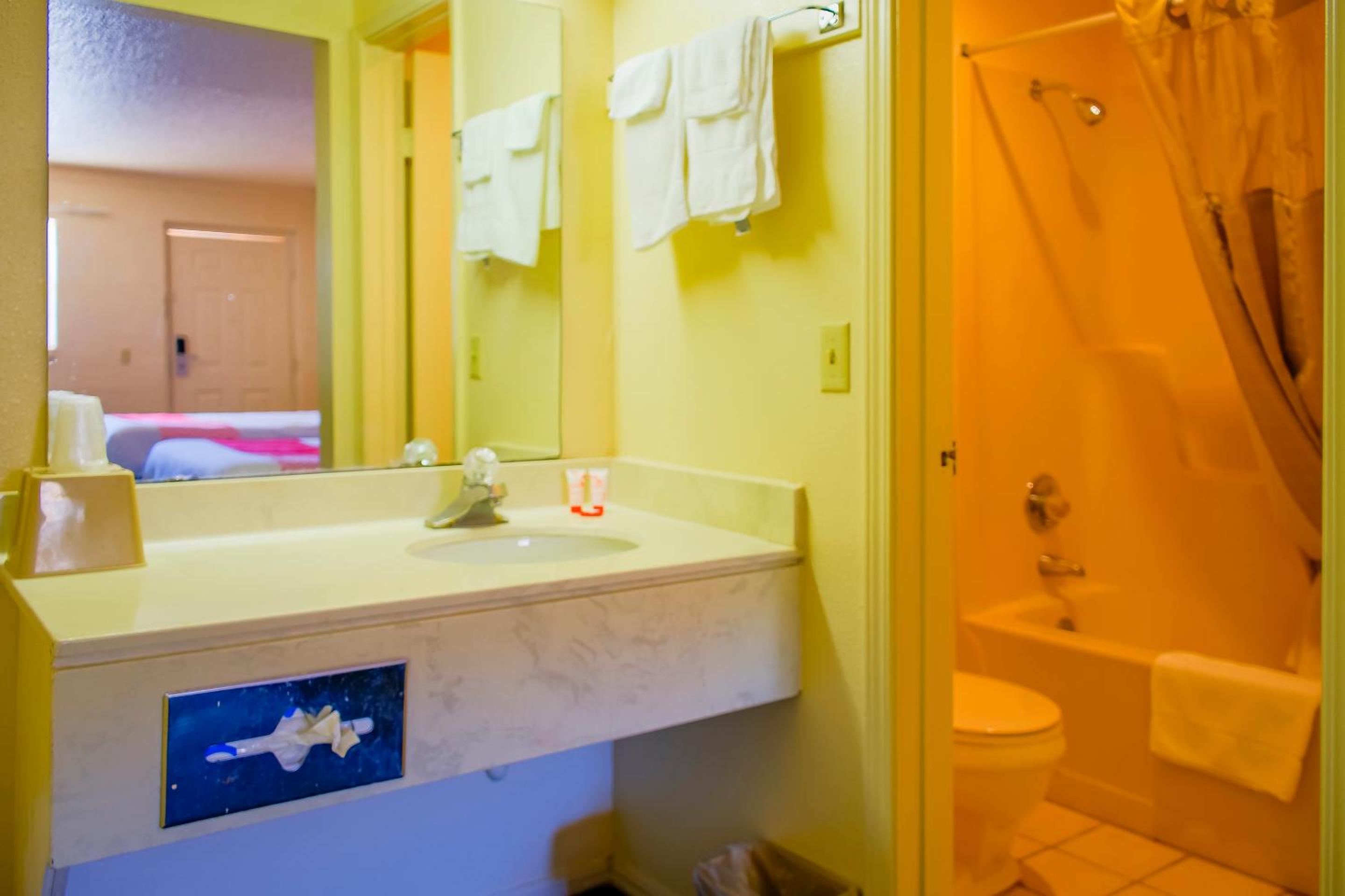 Double Room with Two Double Beds - Photo 8