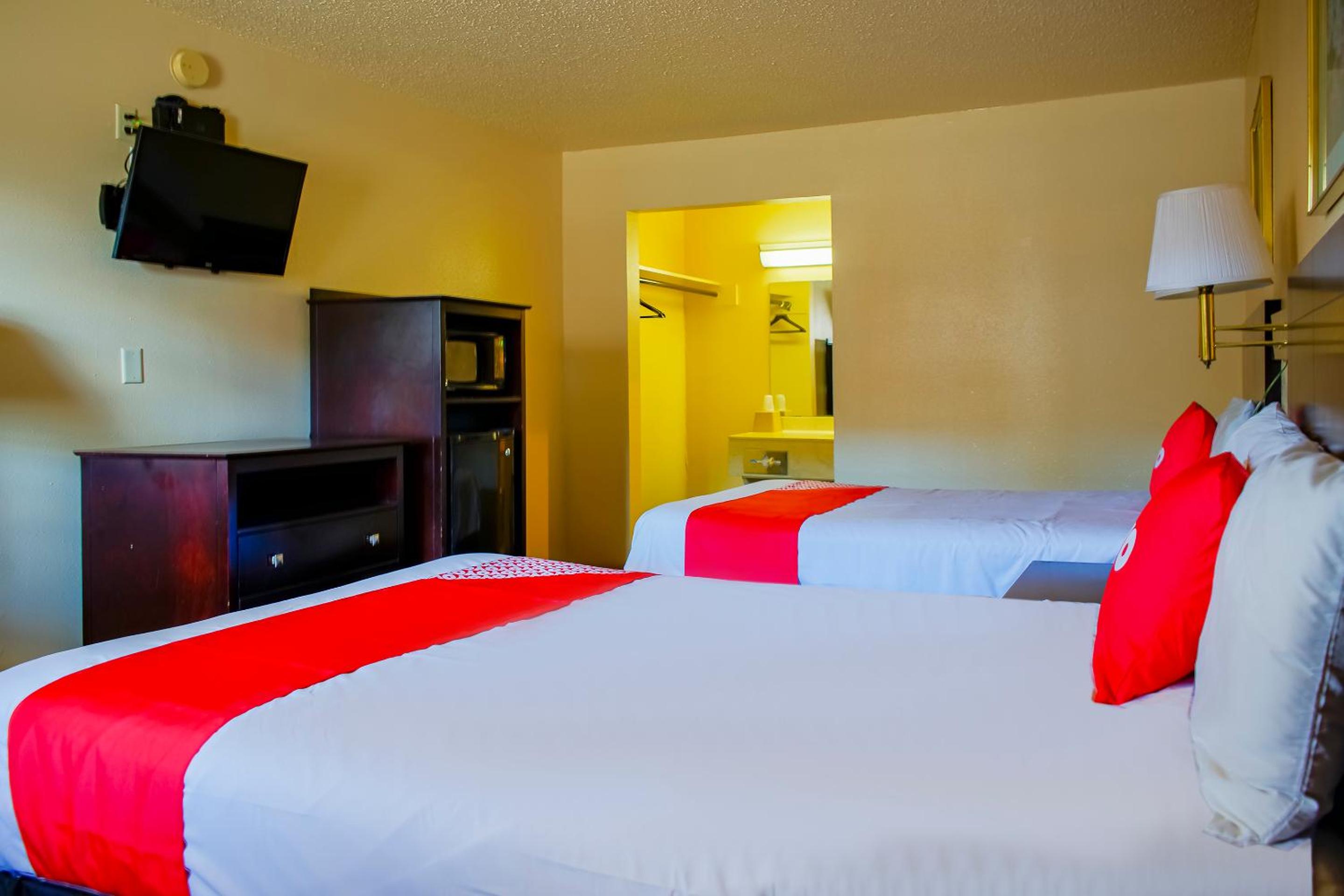 Double Room with Two Double Beds - Photo 2