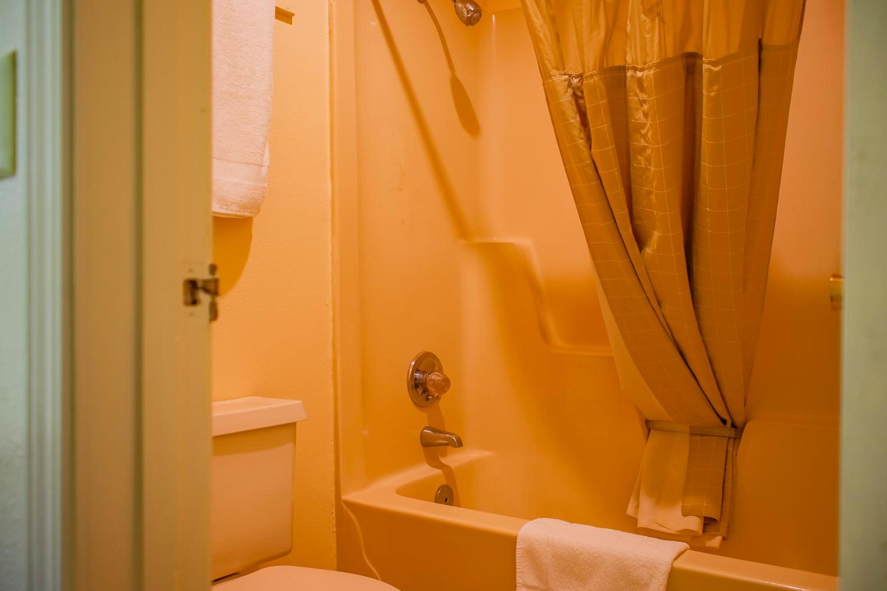 Double Room with Two Double Beds - Photo 9