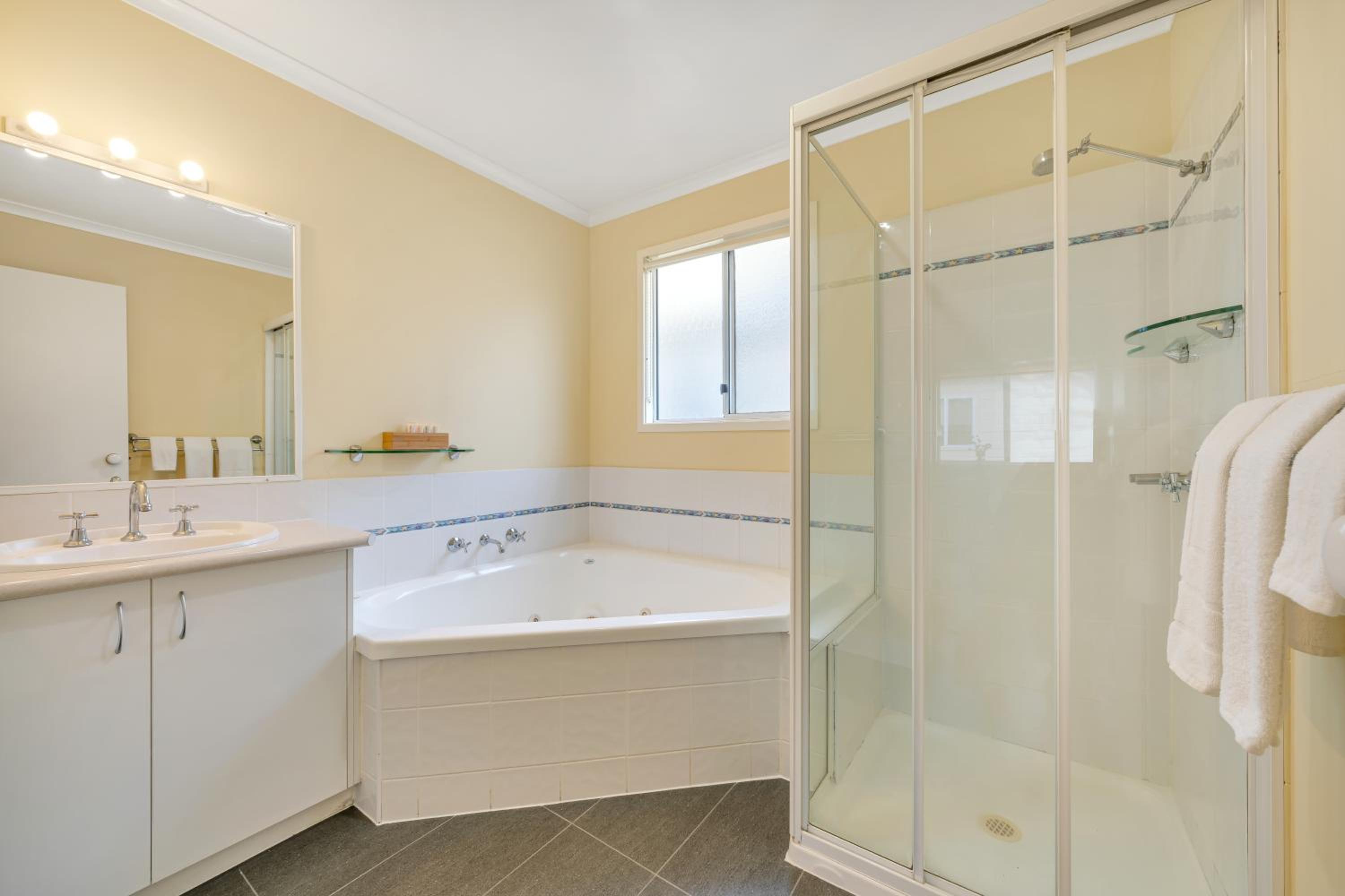 Waterfront Deluxe Spa Cabin (2BR) - No pets allowed photo 2