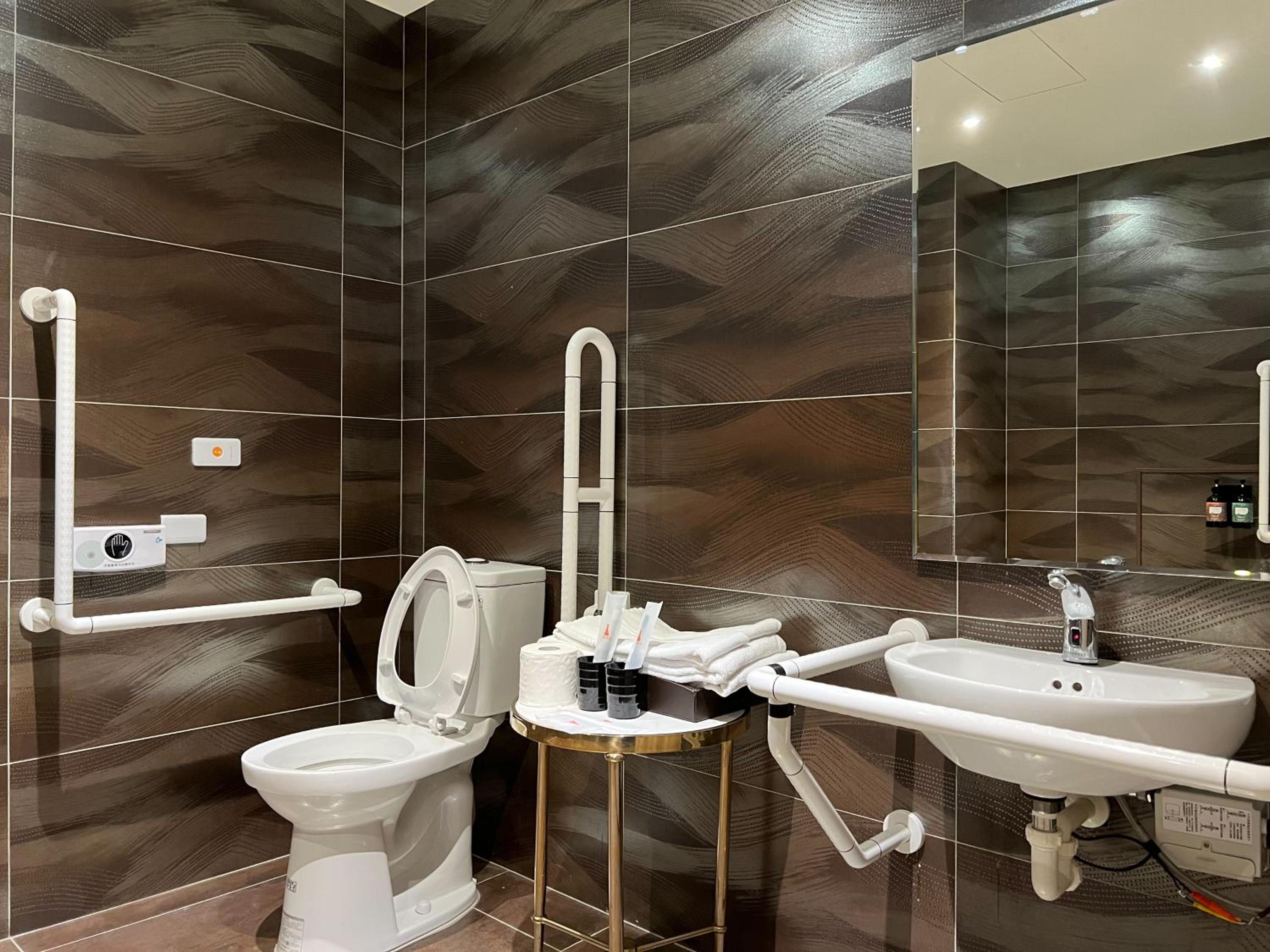 Queen Room - Disability Access photo 2