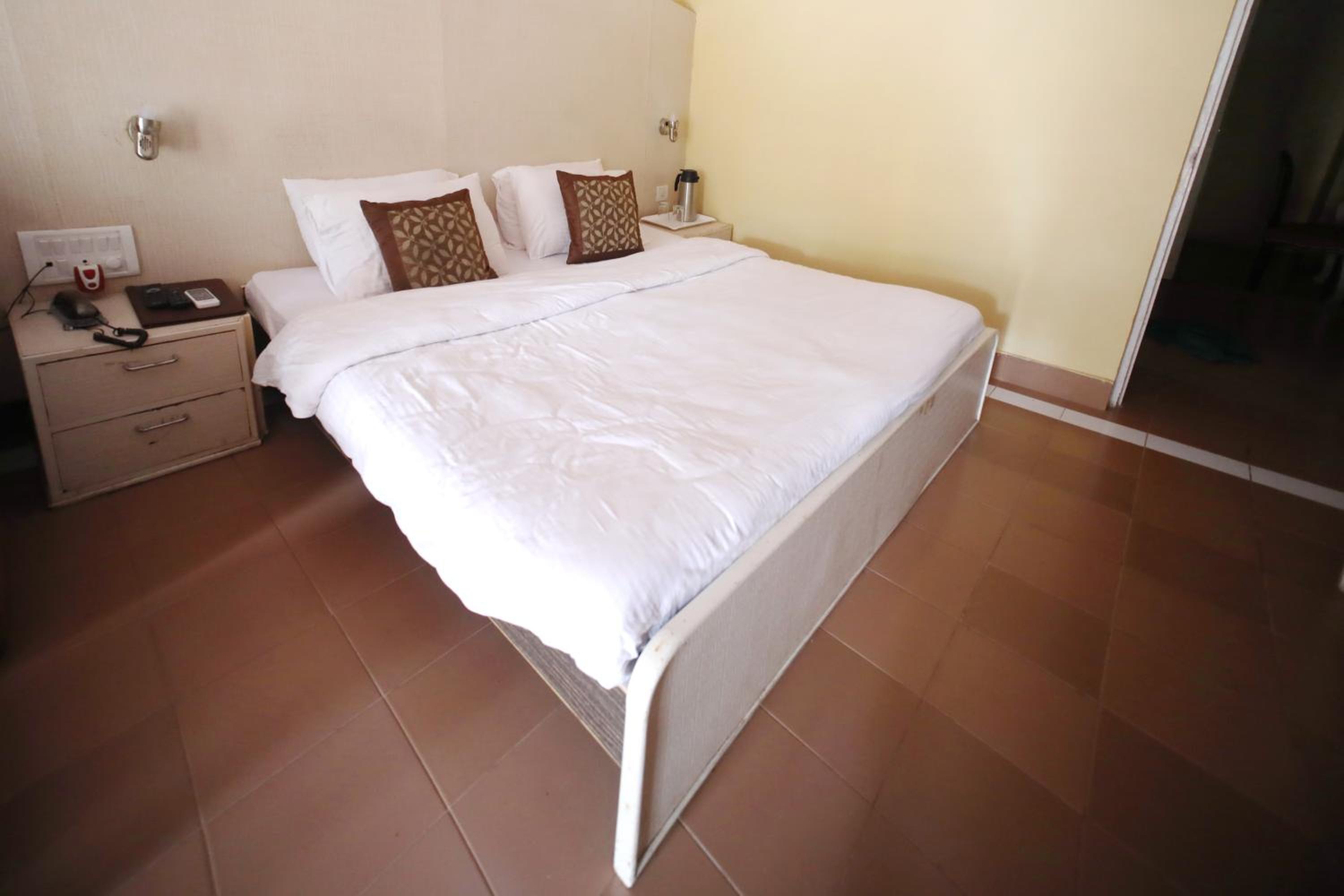 Executive Room with Two Queen Beds - Photo 9