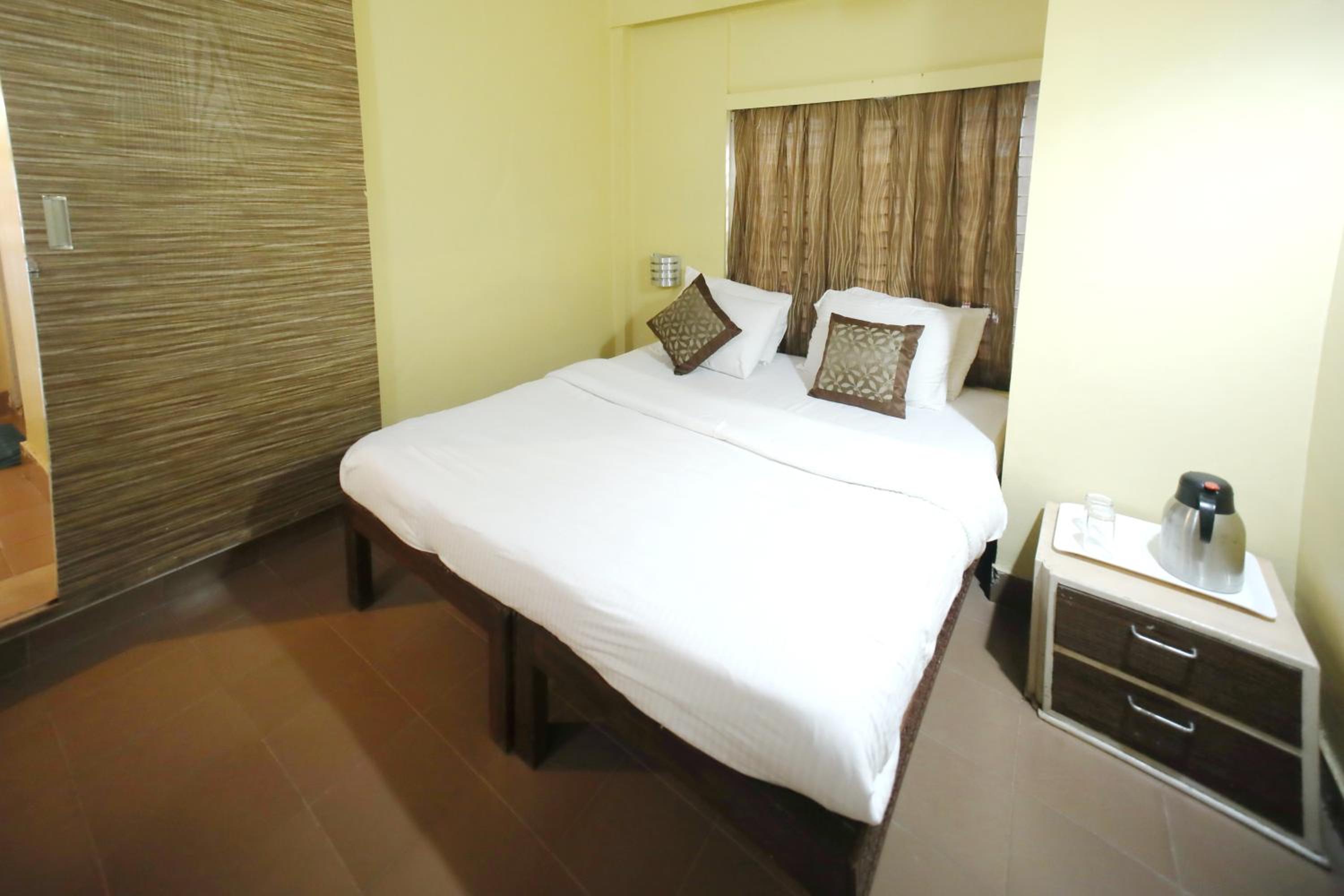 Executive Room with Two Queen Beds - Photo 10