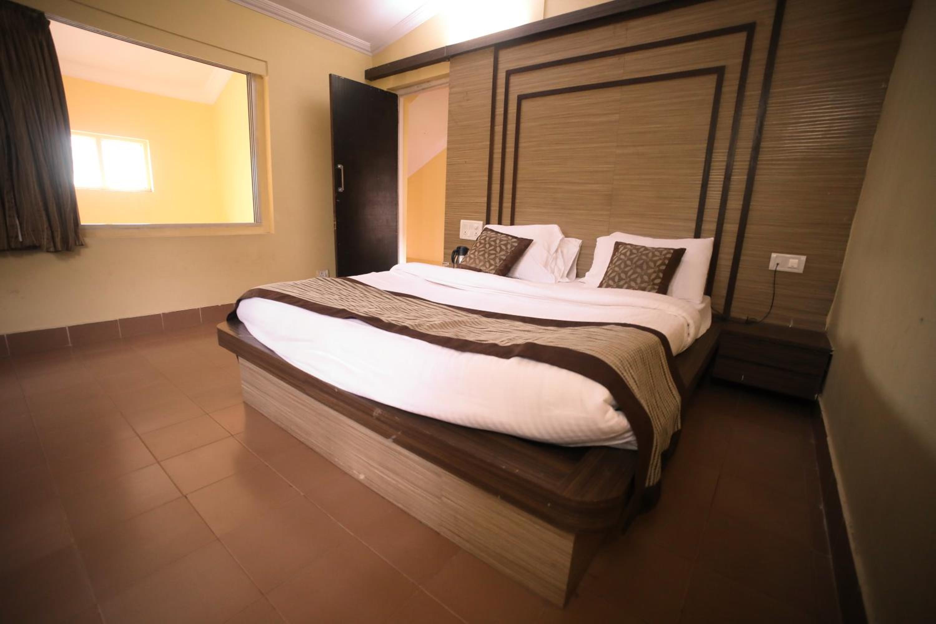 Executive Room with Two Queen Beds - Photo 12