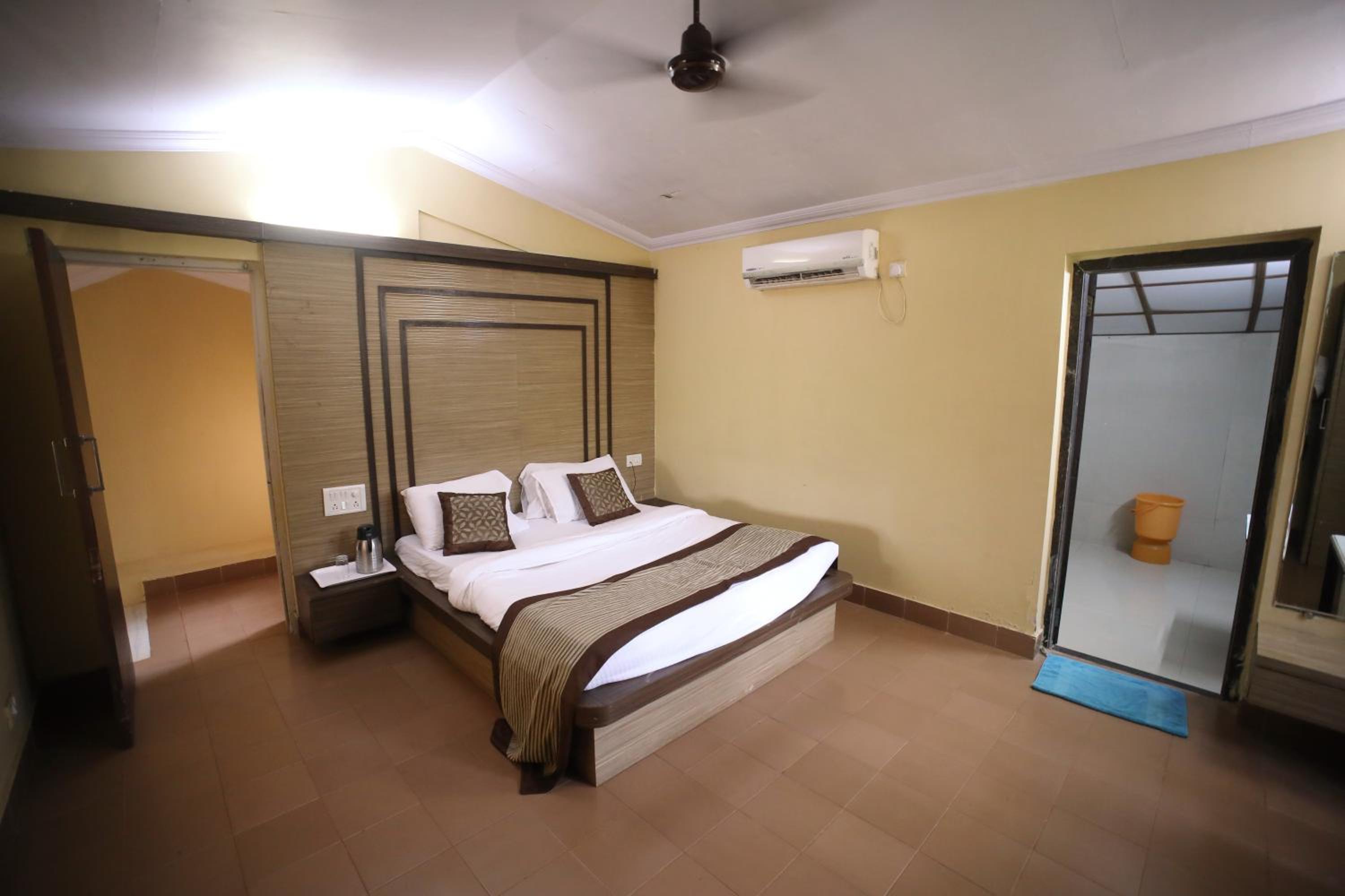 Executive Room with Two Queen Beds - Photo 11