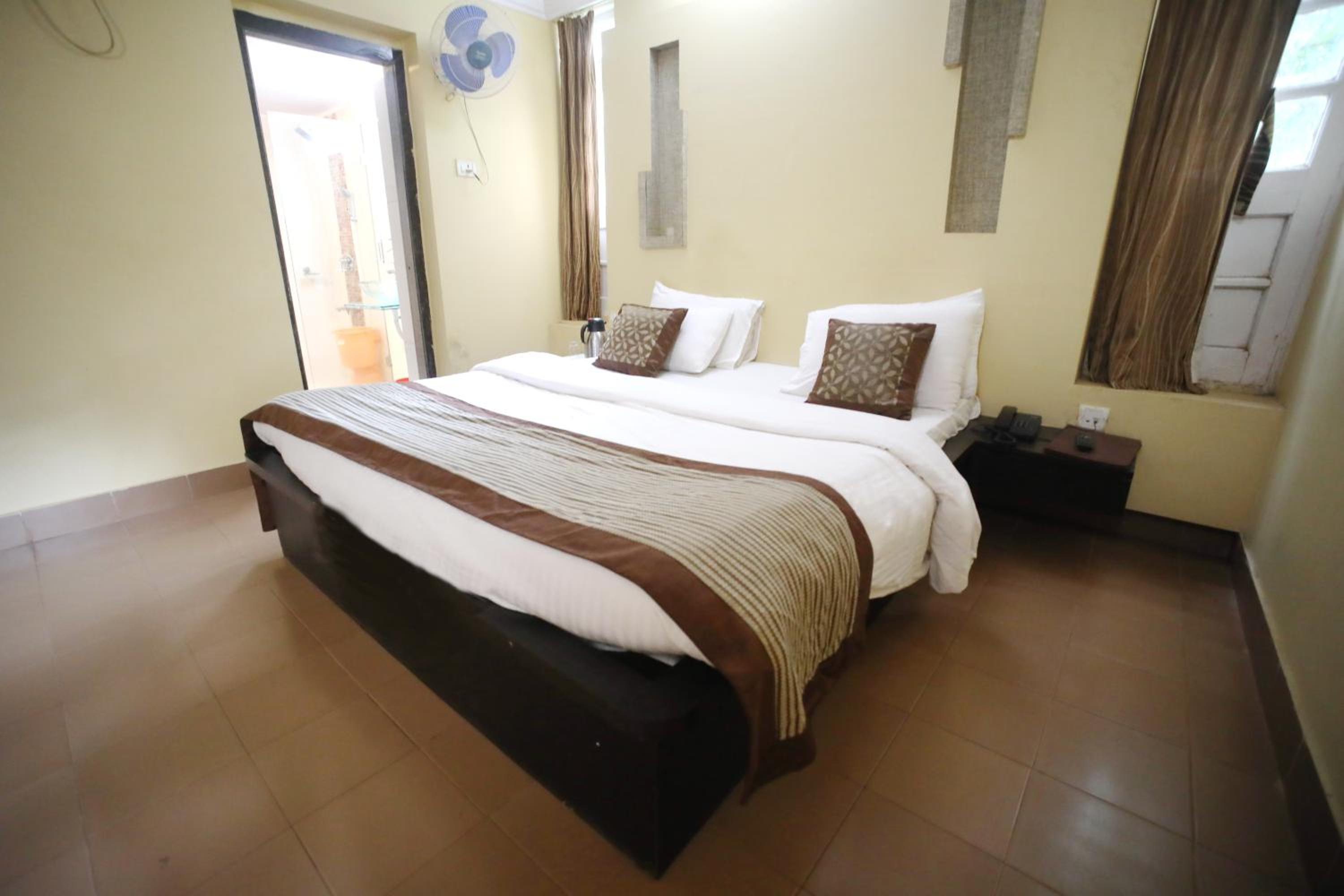 Executive Room with Two Queen Beds - Photo 18