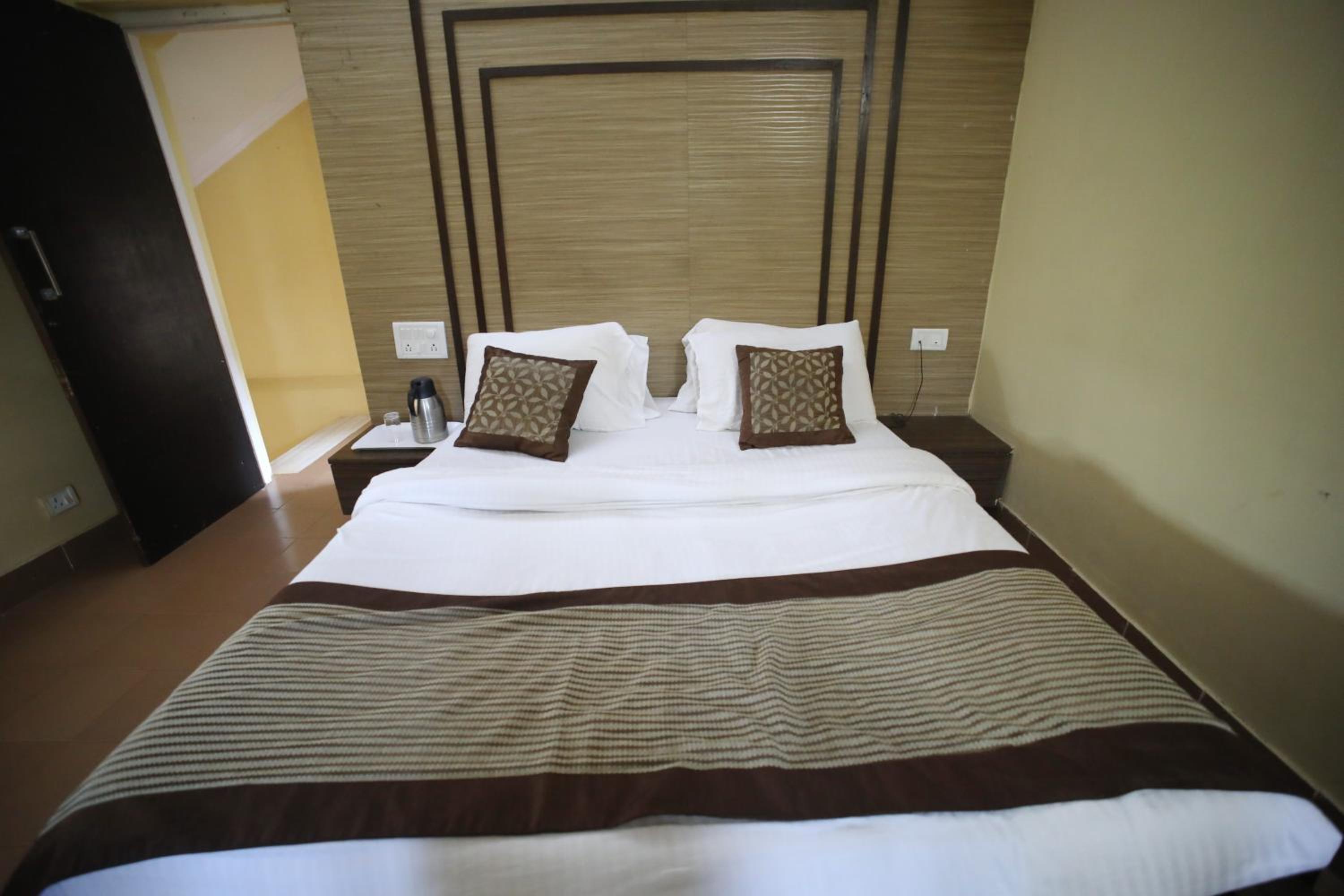 Executive Room with Two Queen Beds - Photo 15