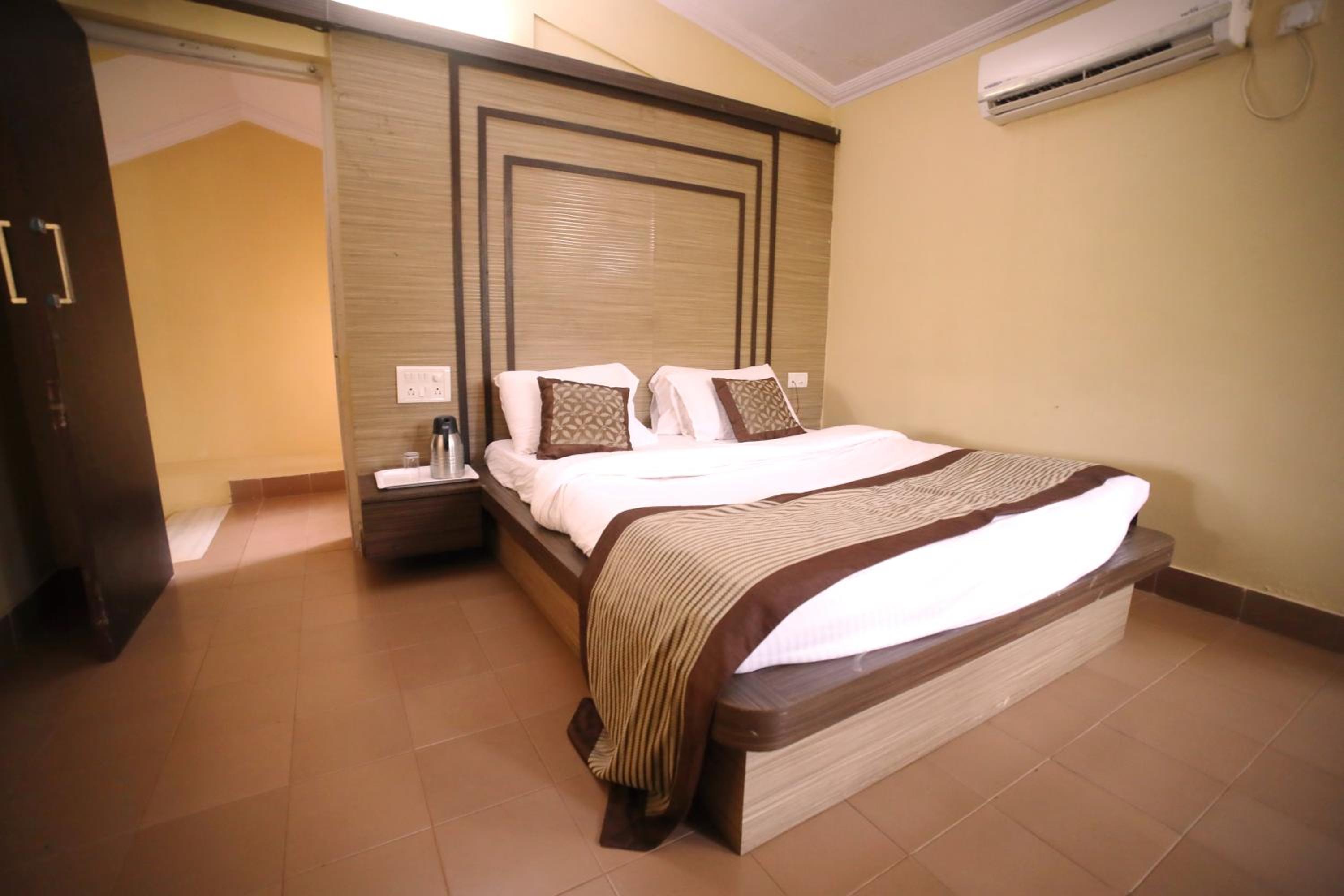 Executive Room with Two Queen Beds - Photo 16